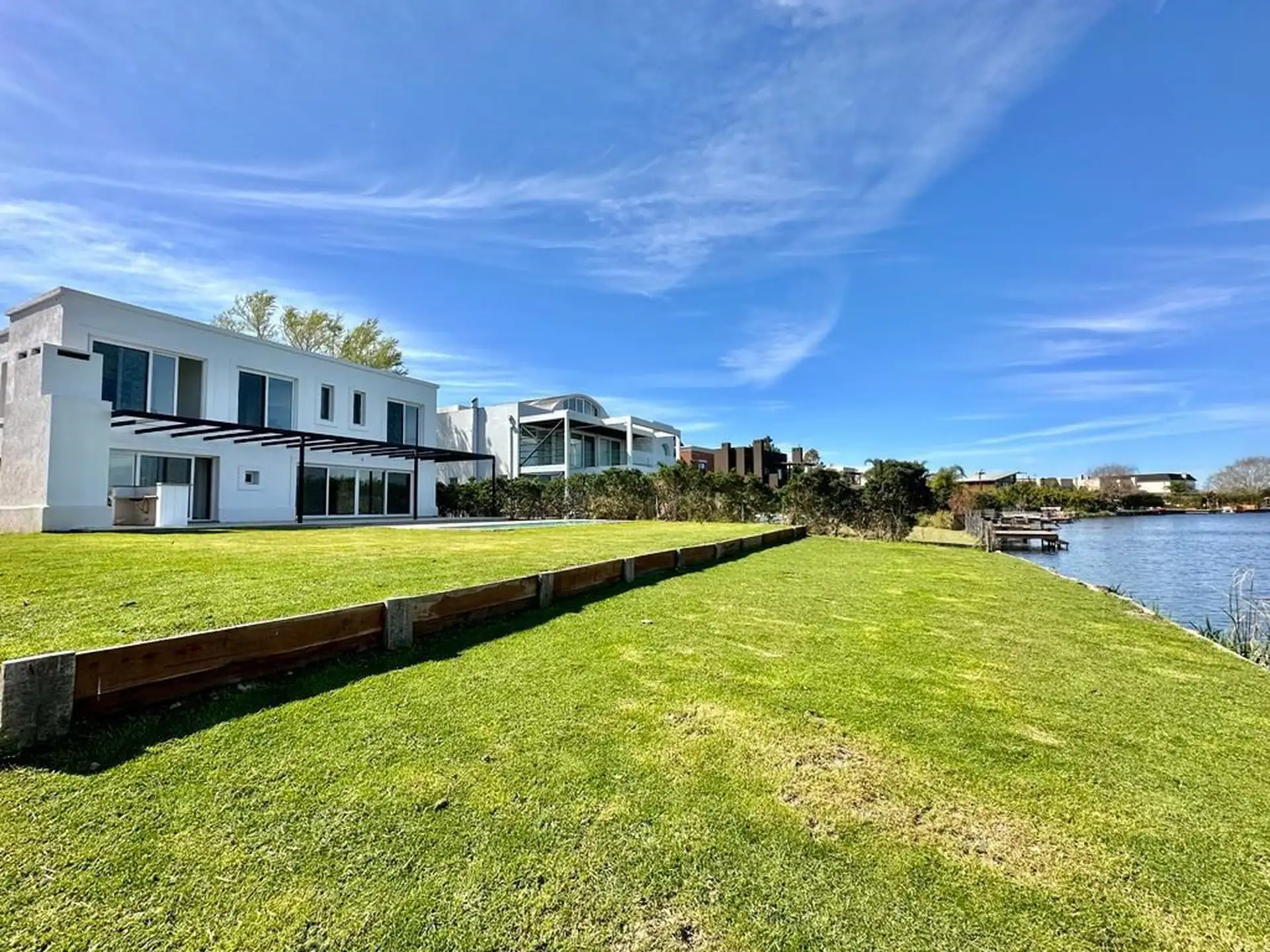 Five-bedroom house on the lagoon in Tigre's Barbarita