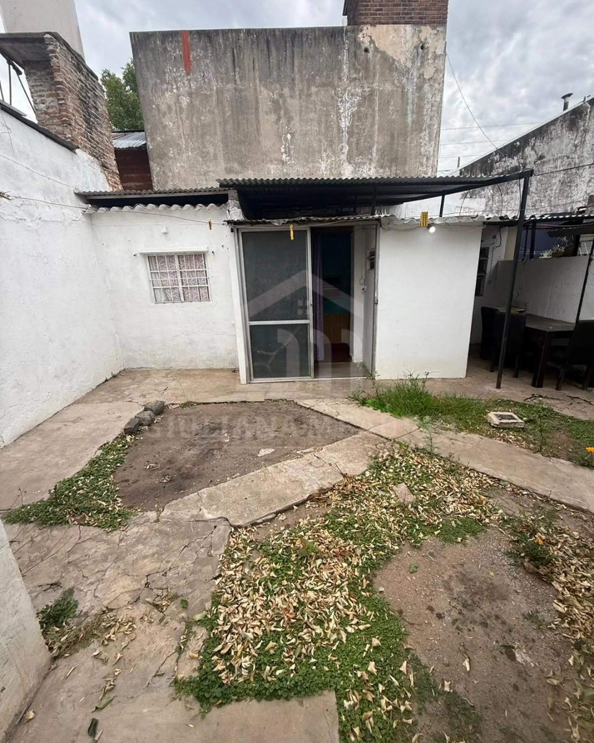 Departamento de 3 ambientes con patio propio en Morón Sur