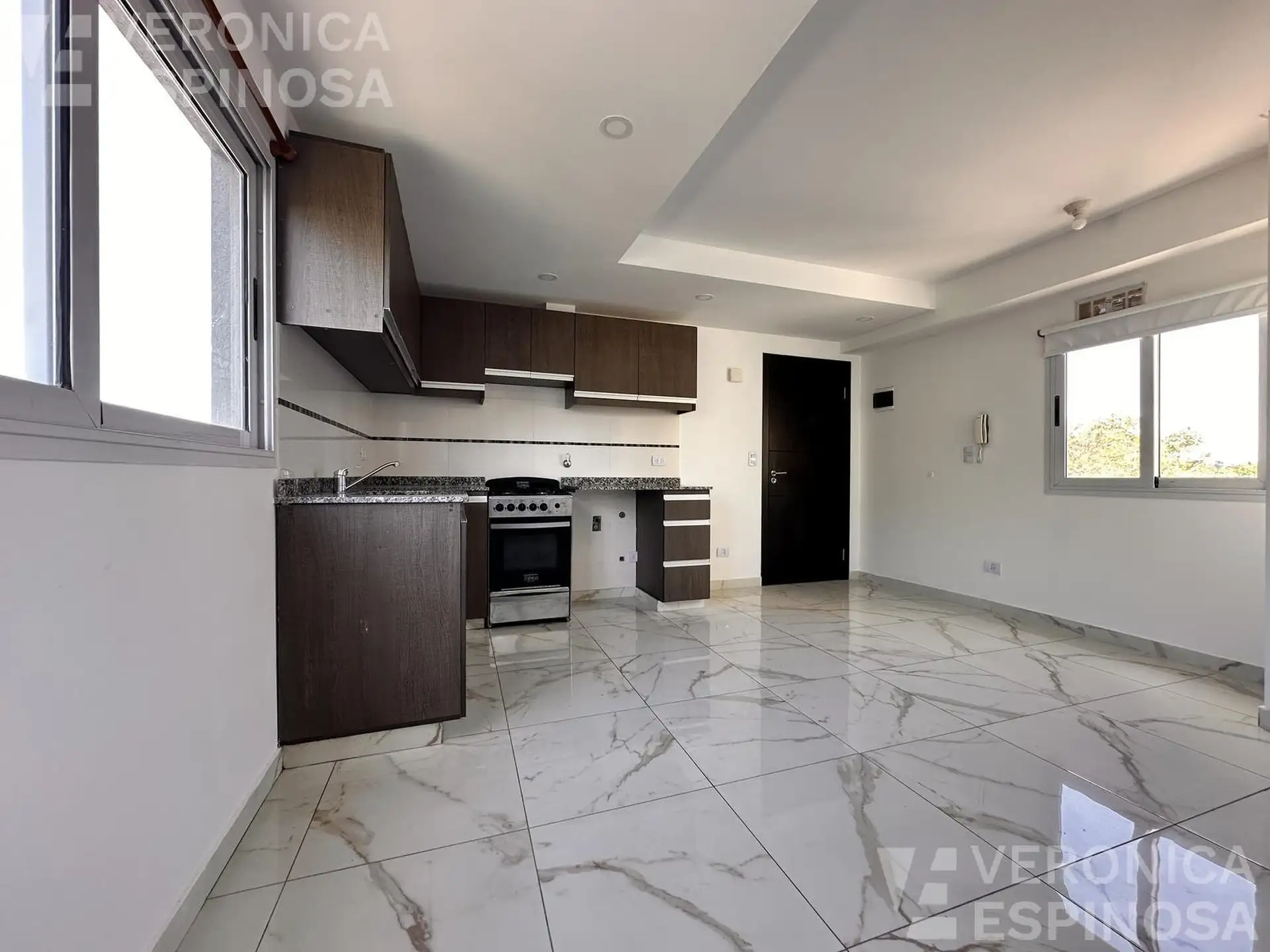 Apartamento de dois ambientes com varanda em frente em Morón