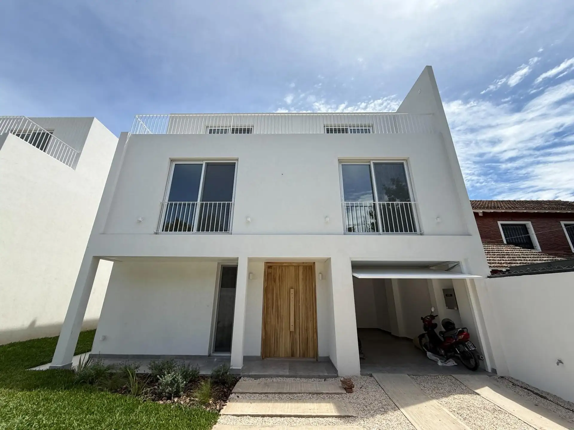 Modern four-bedroom house for rent in Martínez