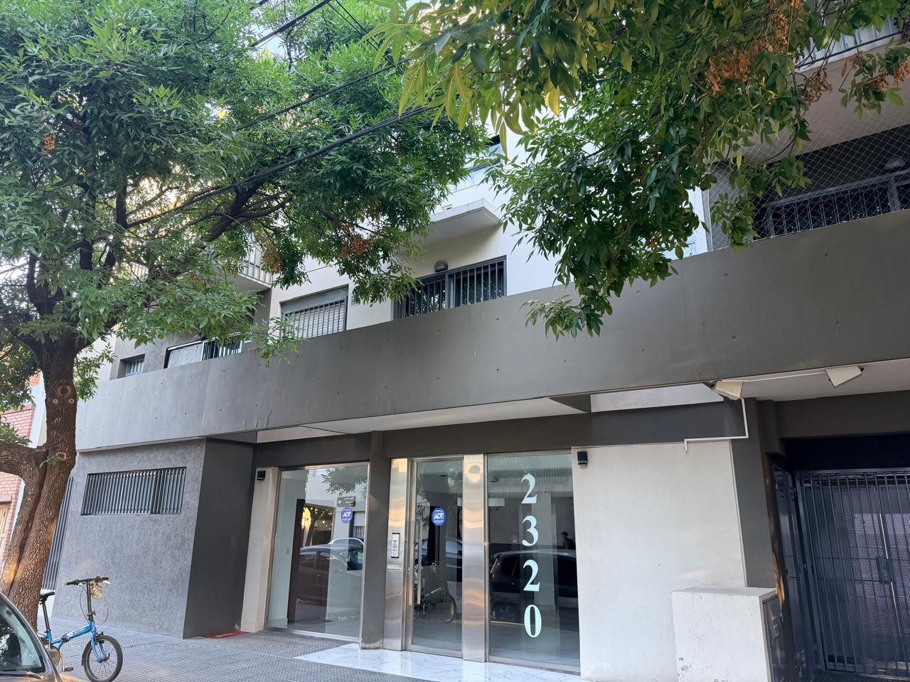 Monoambiente con balcón y cochera en Flores