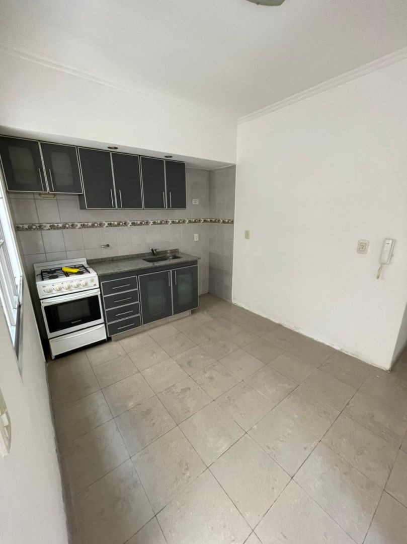 Apartamento de dois ambientes com pátio em Lanús