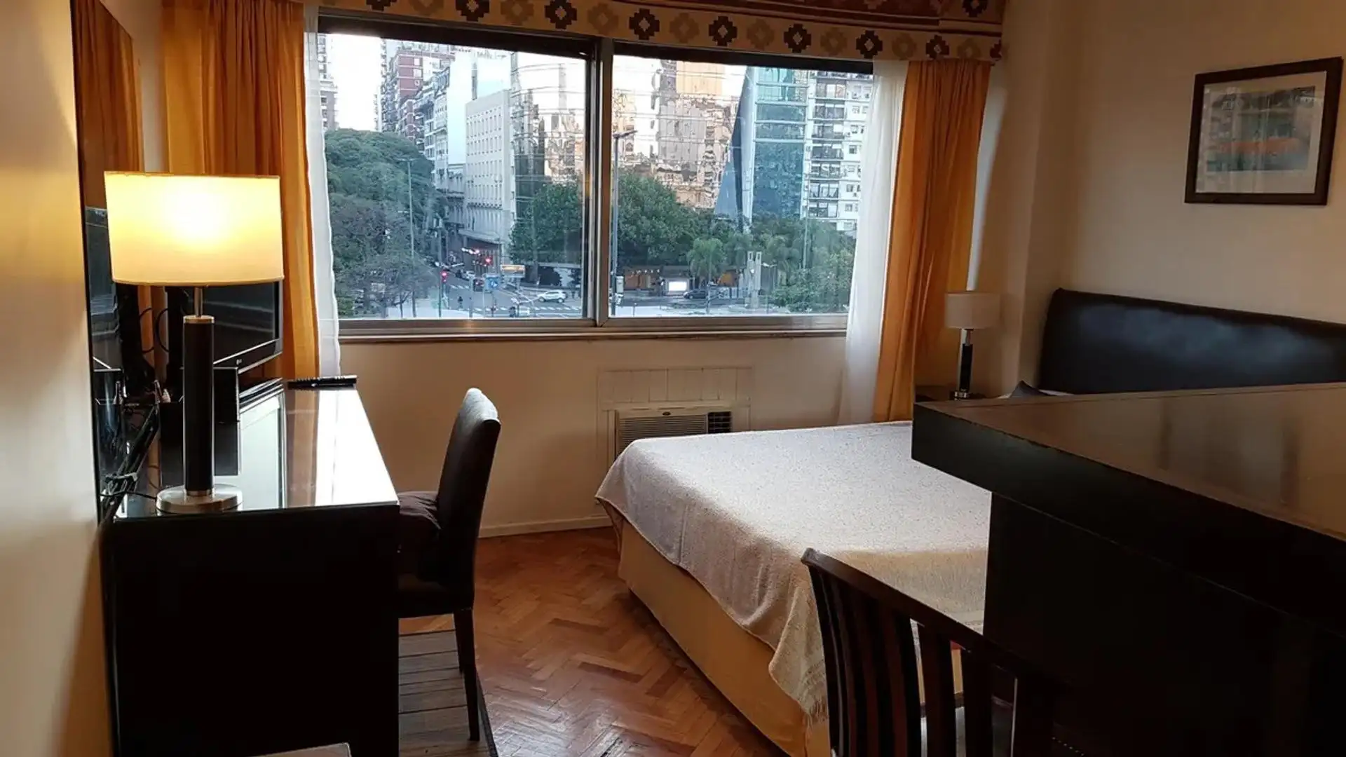 Monoambiente amoblado en Retiro con vista a Av. 9 de Julio