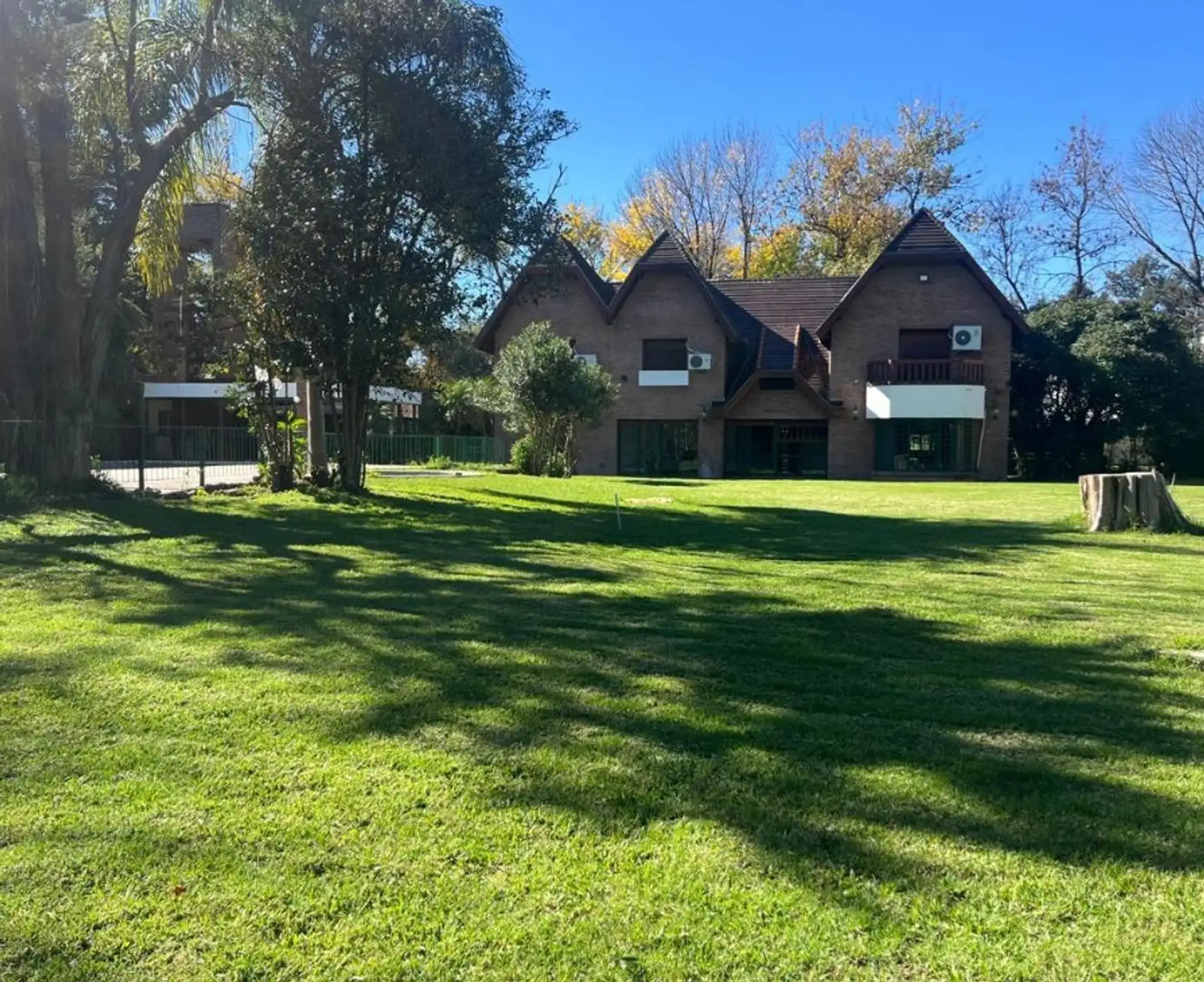 Casa de 3 dormitórios em Ituzaingó com 240 m² cobertos