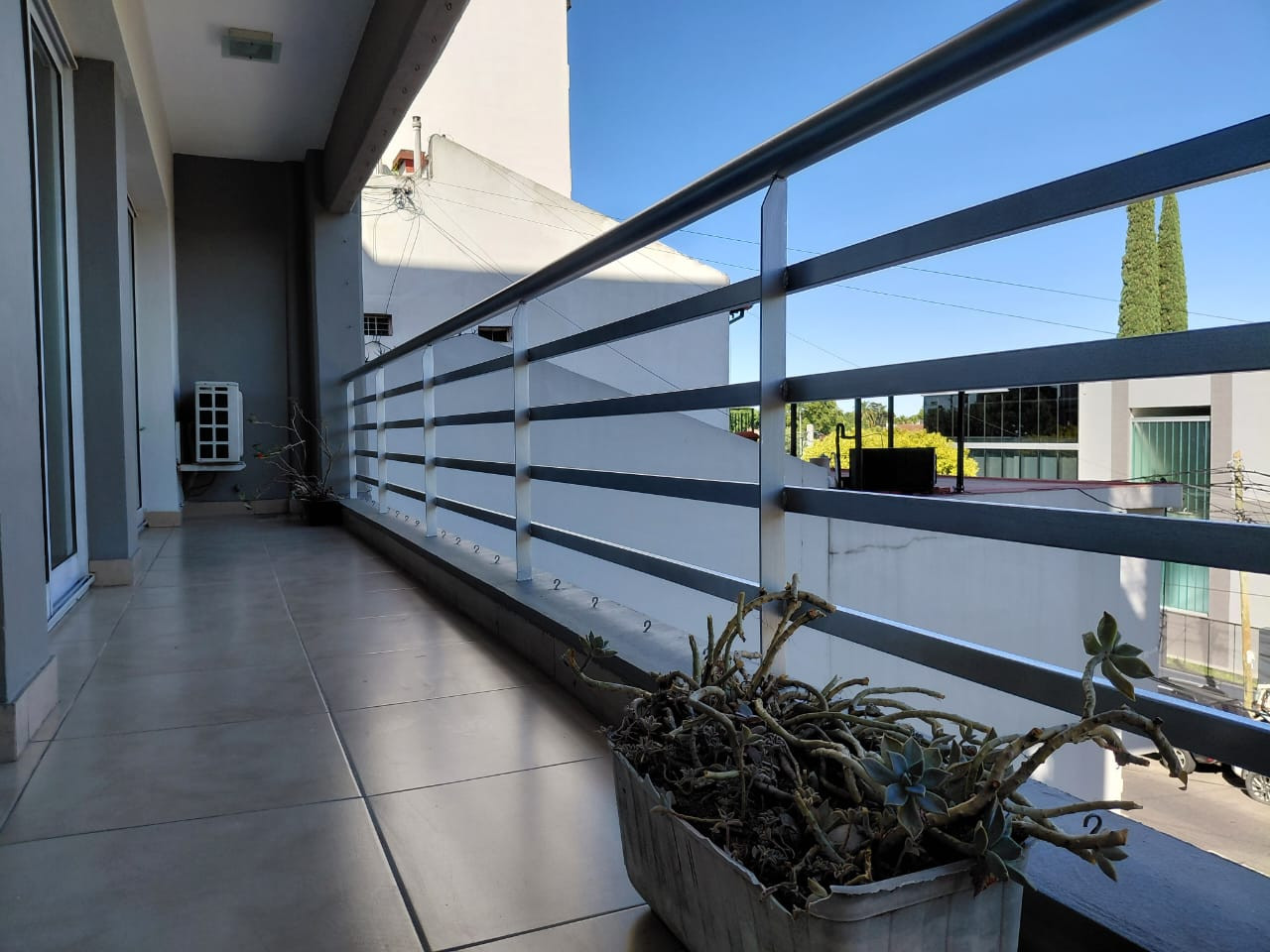 Two-bedroom front-facing apartment with balcony in Vicente López