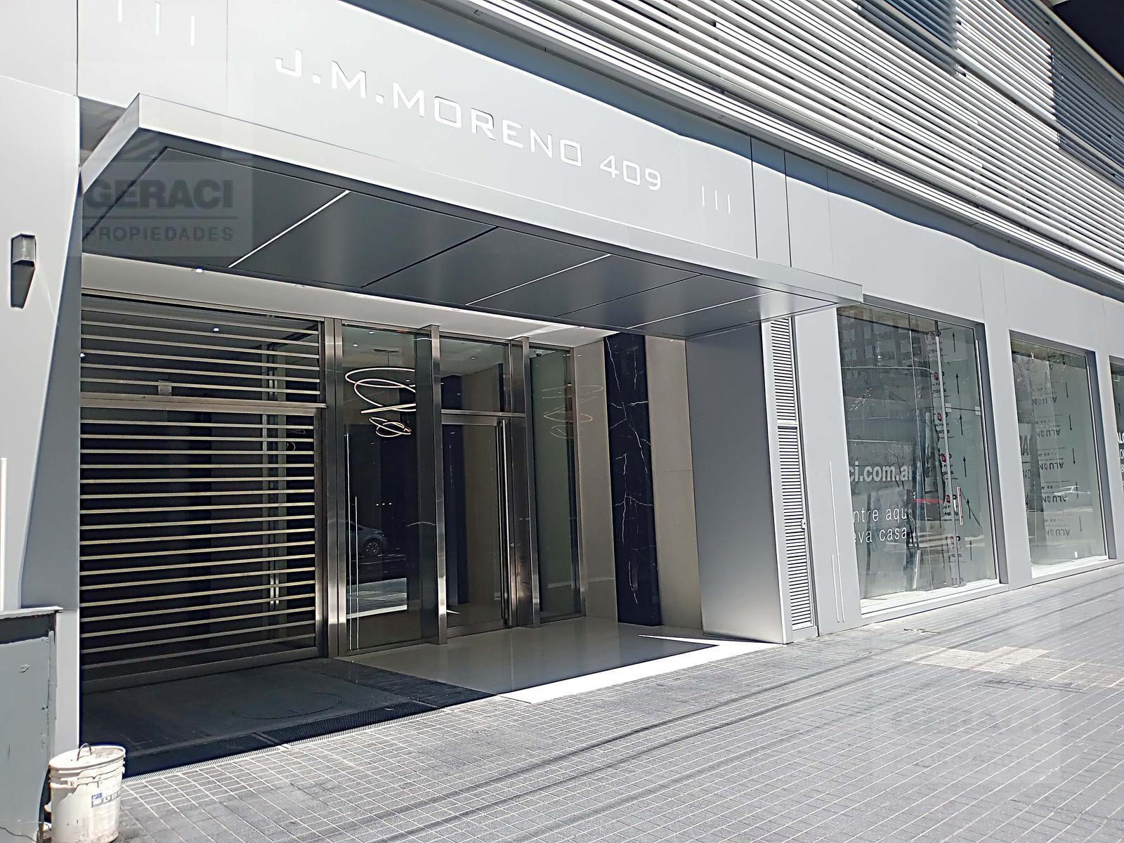 Apartamento de 1 dormitório com vaga e varanda em Caballito