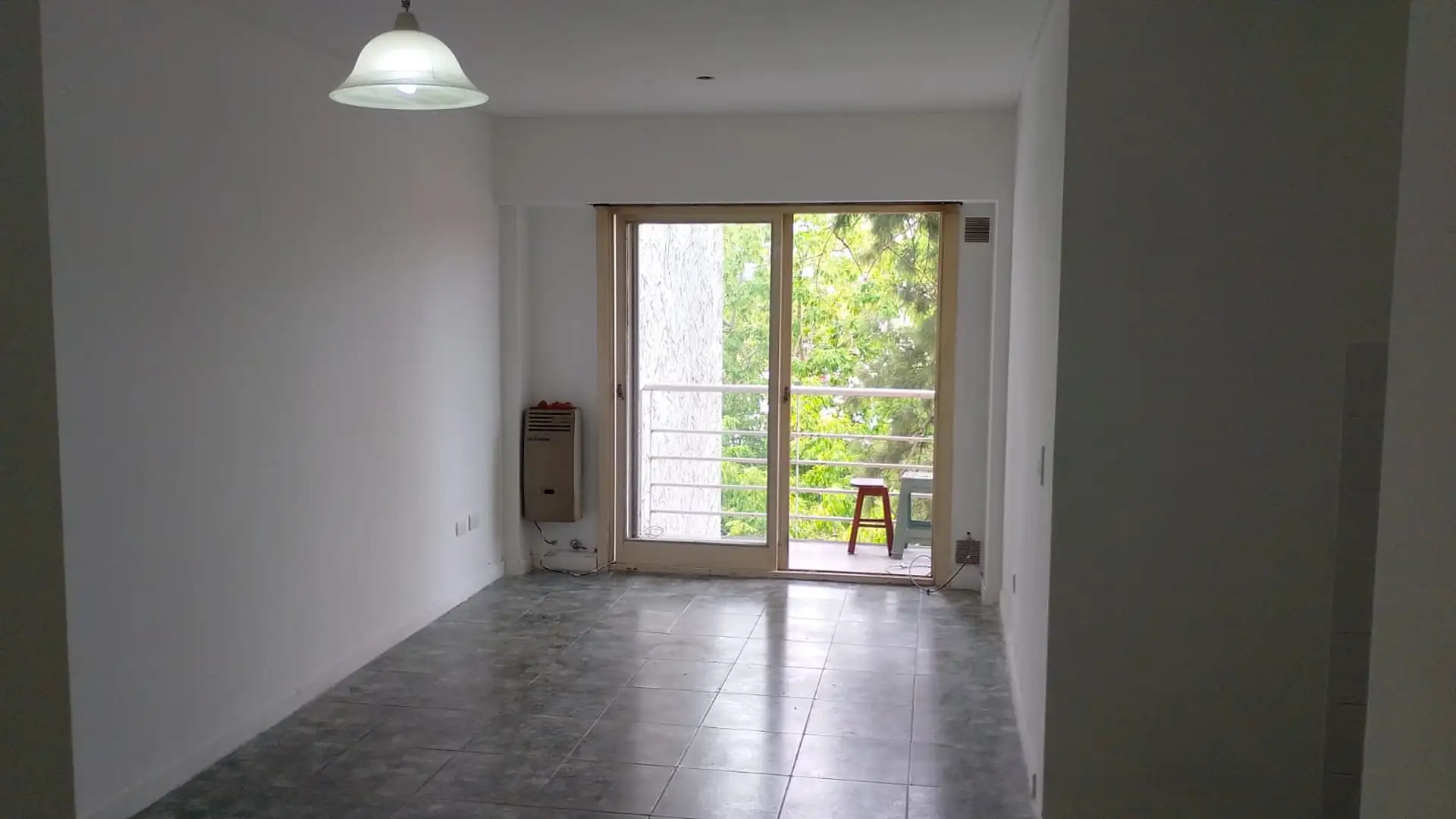 Kitnet com varanda de frente em área para estudantes em Buenos Aires