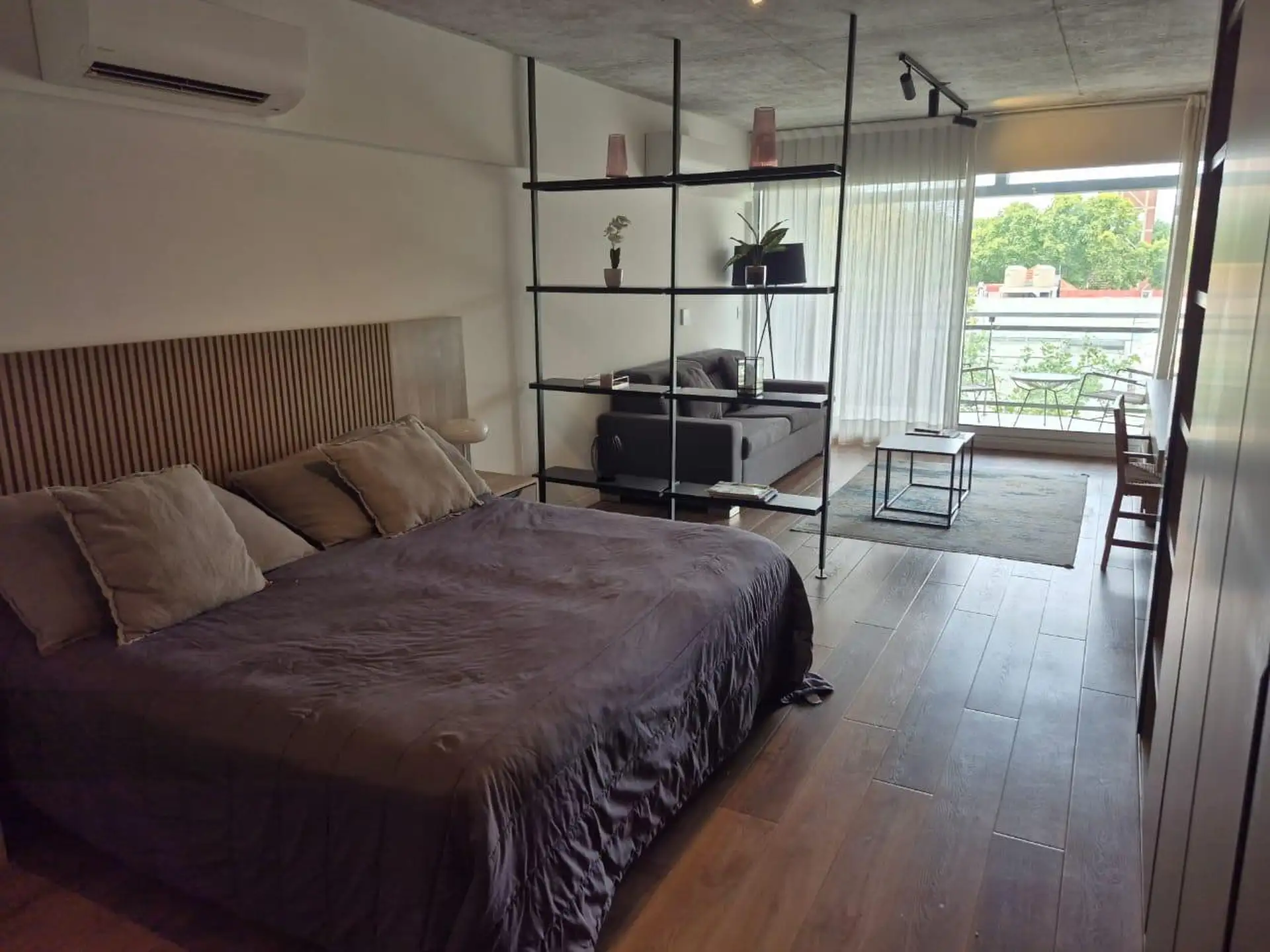 Departamento monoambiente amoblado con cochera fija en Retiro