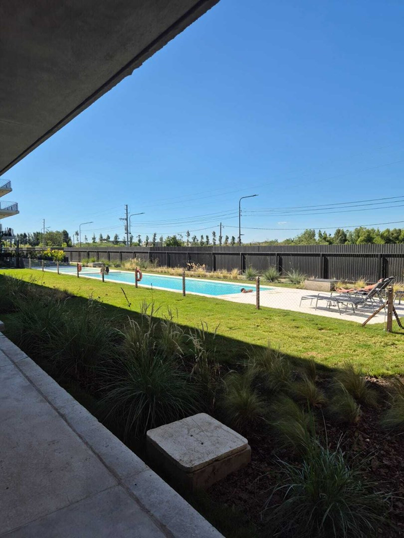 Departamento de 2 ambientes en planta baja con parque propio en Tigre
