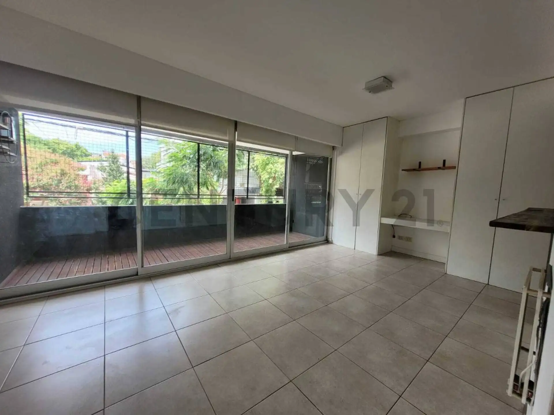 Квартира-студия на первом этаже с балконом в Villa Urquiza