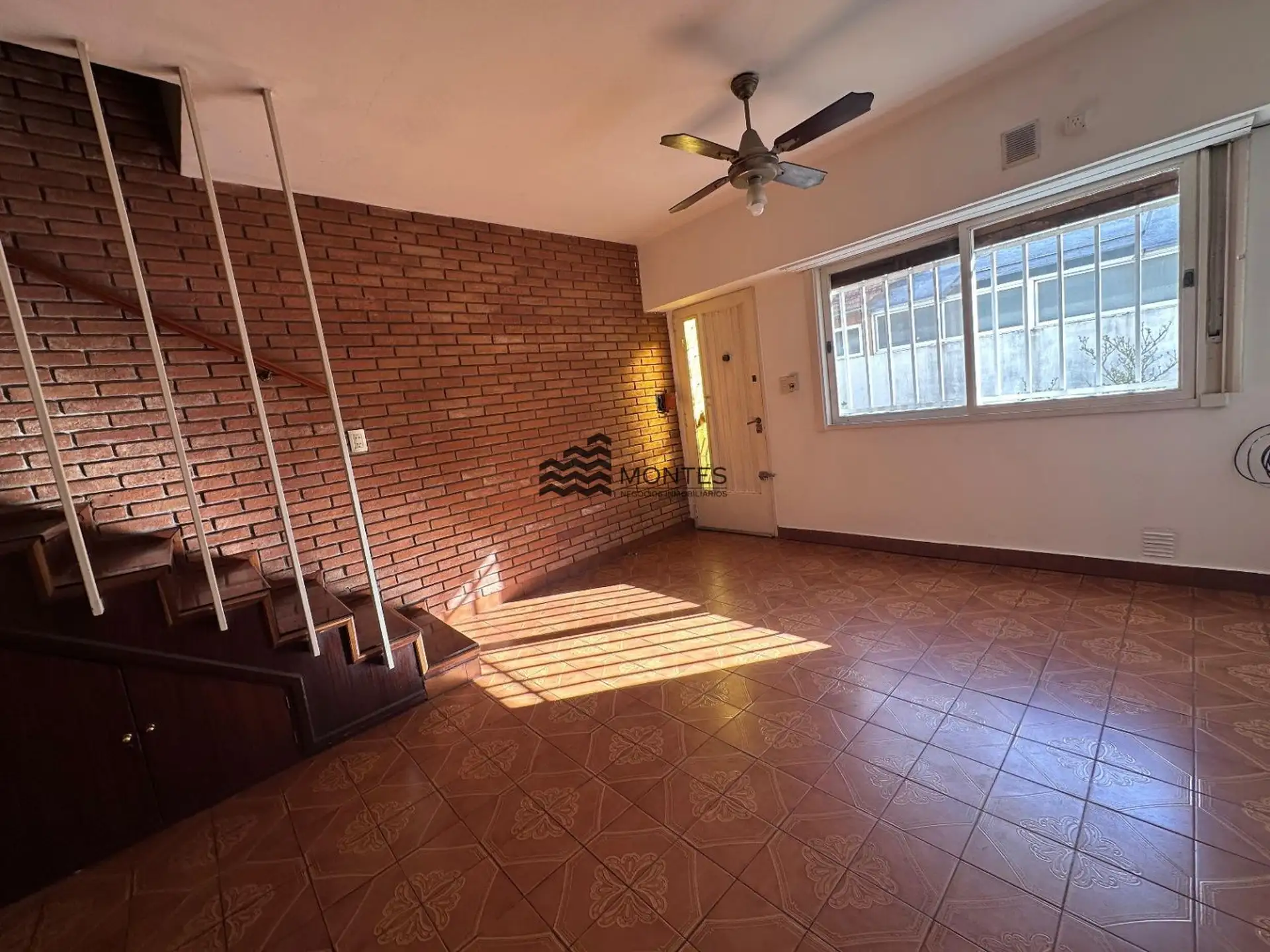 Casa dúplex de 3 ambientes con cochera cubierta en Ramos Mejía