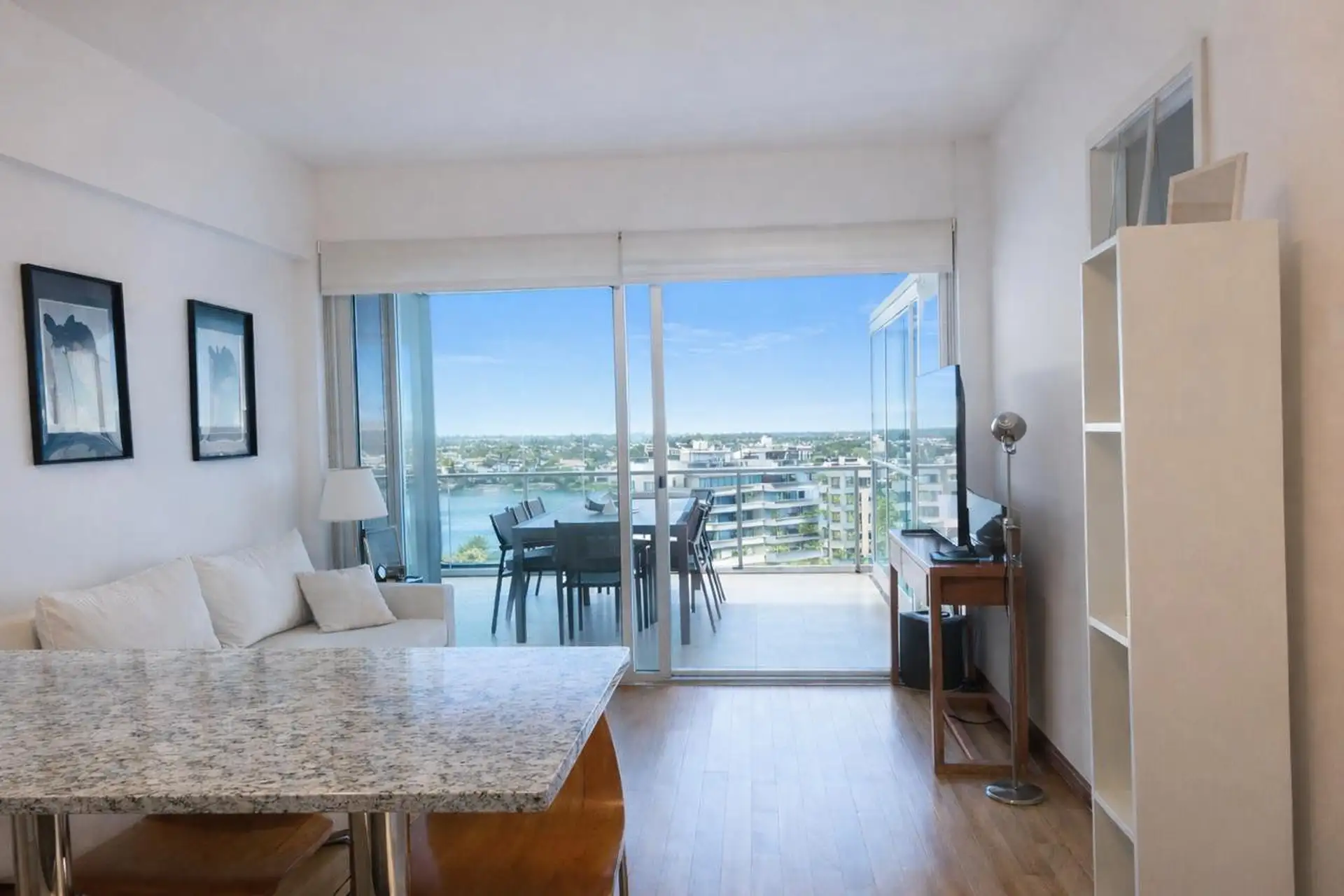 Apartamento mobiliado de três ambientes com 2 dormitórios em Tigre