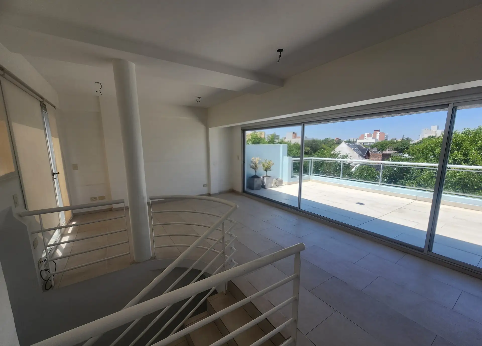 Трёхкомнатная квартира-дуплекс с парковочным местом в Saavedra