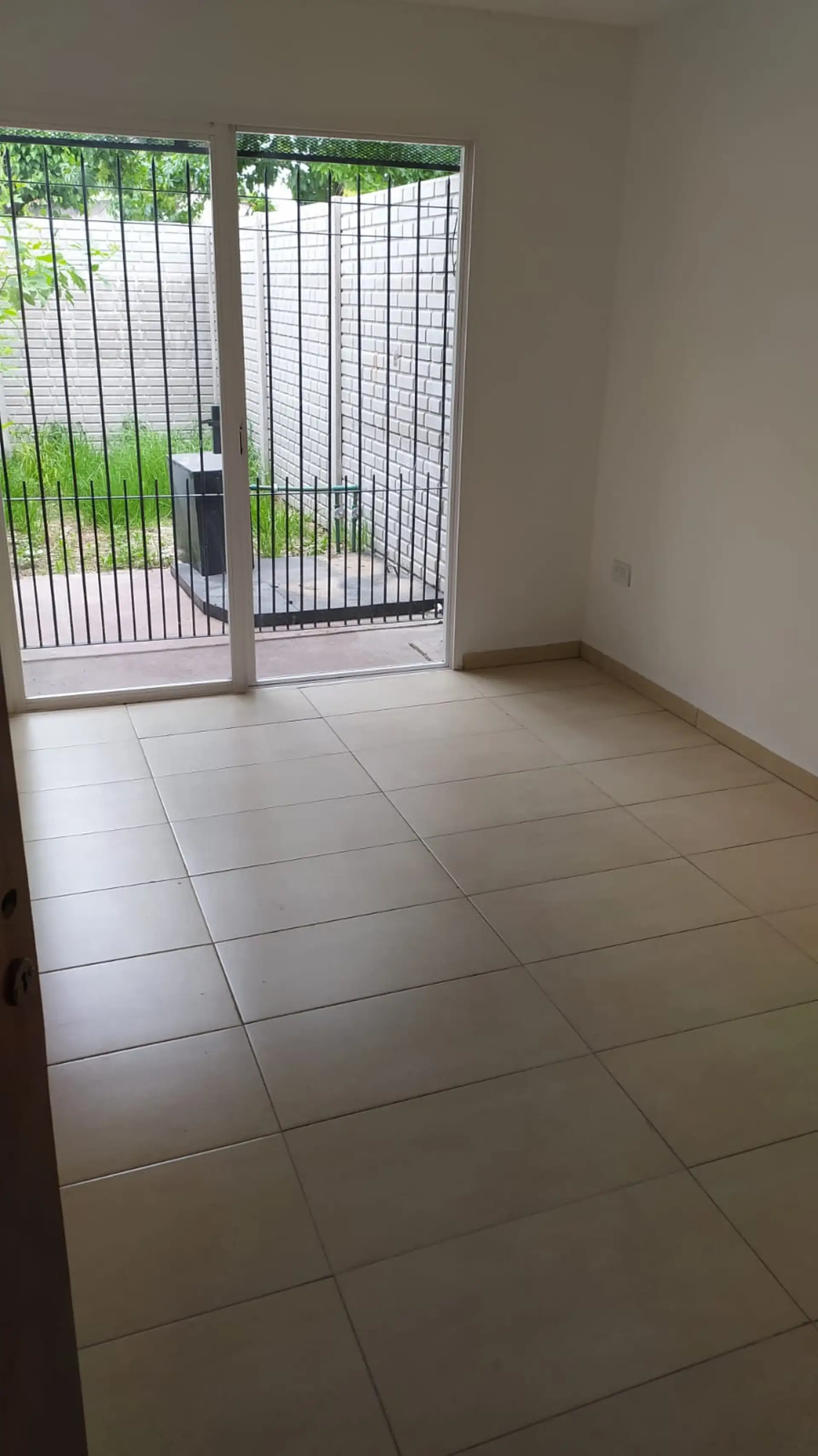 Apartamento de 1 dormitório com entrada independente em Villa Elvira