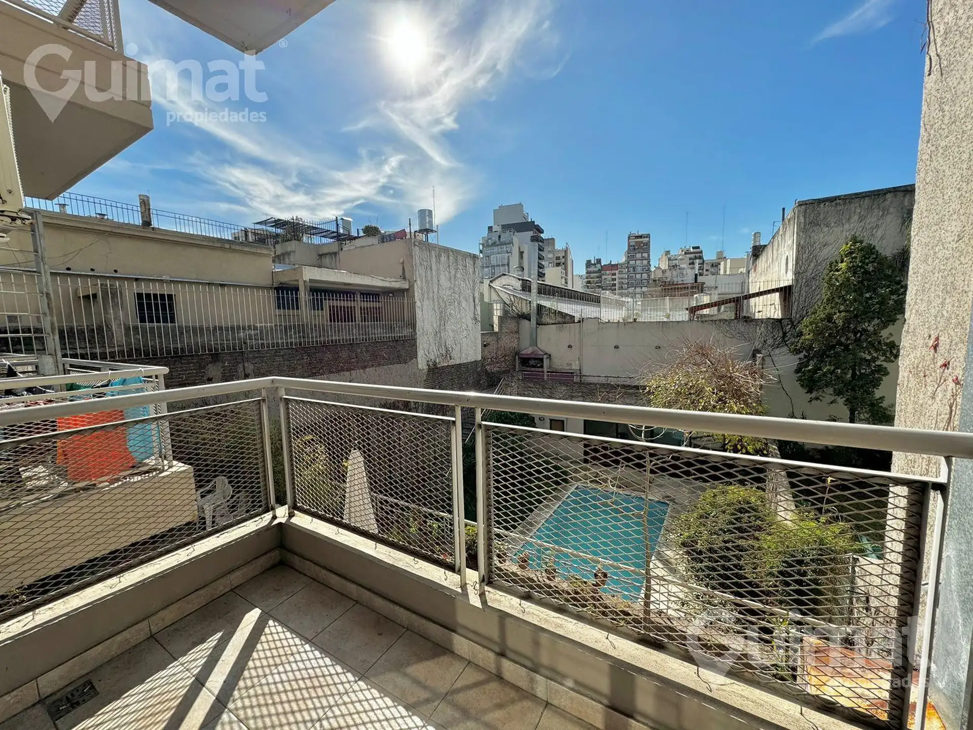 Квартира-студия в Almagro с балконом и окнами во двор