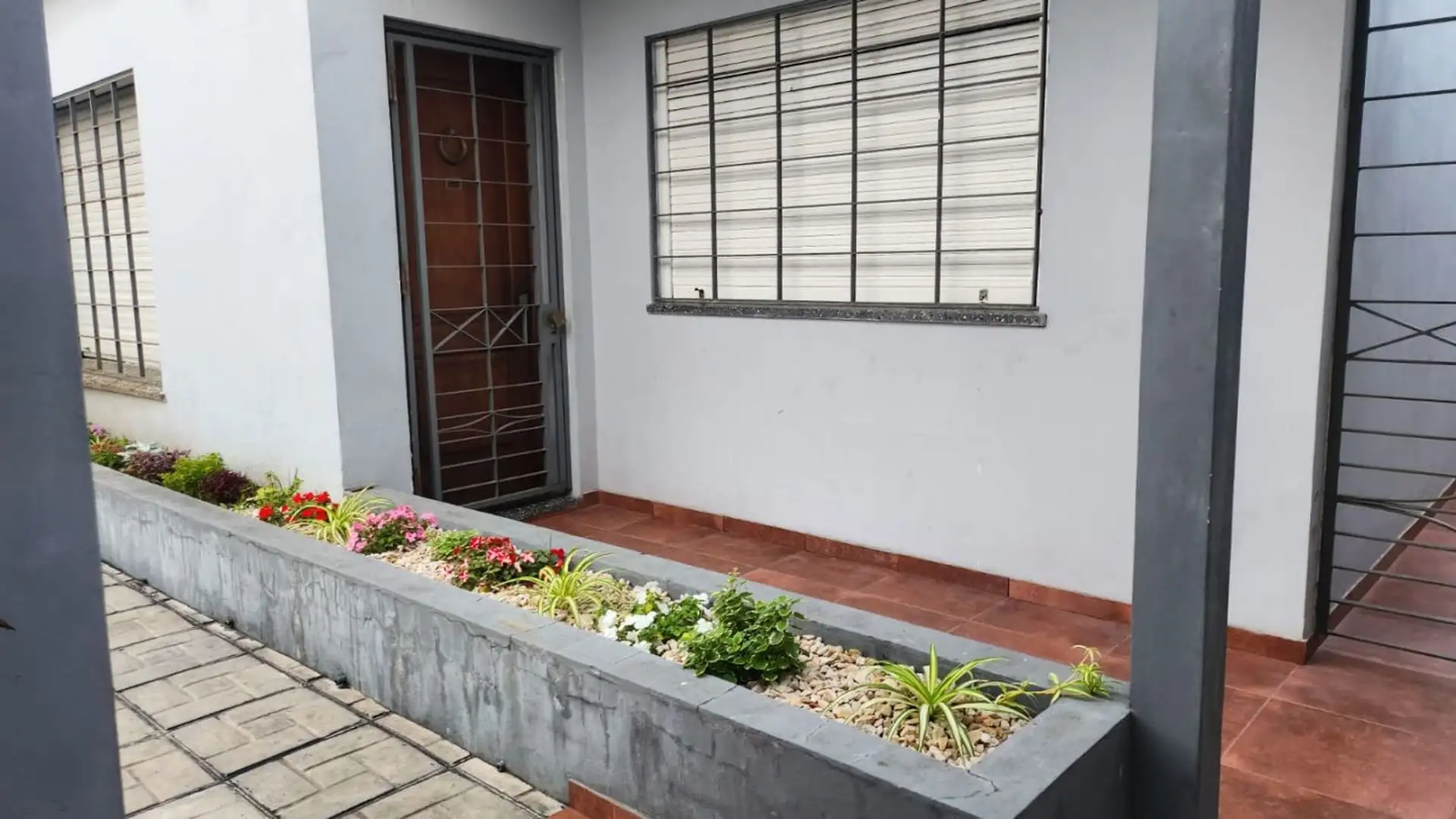 Two-bedroom PH house in Quilmes Oeste with private patio