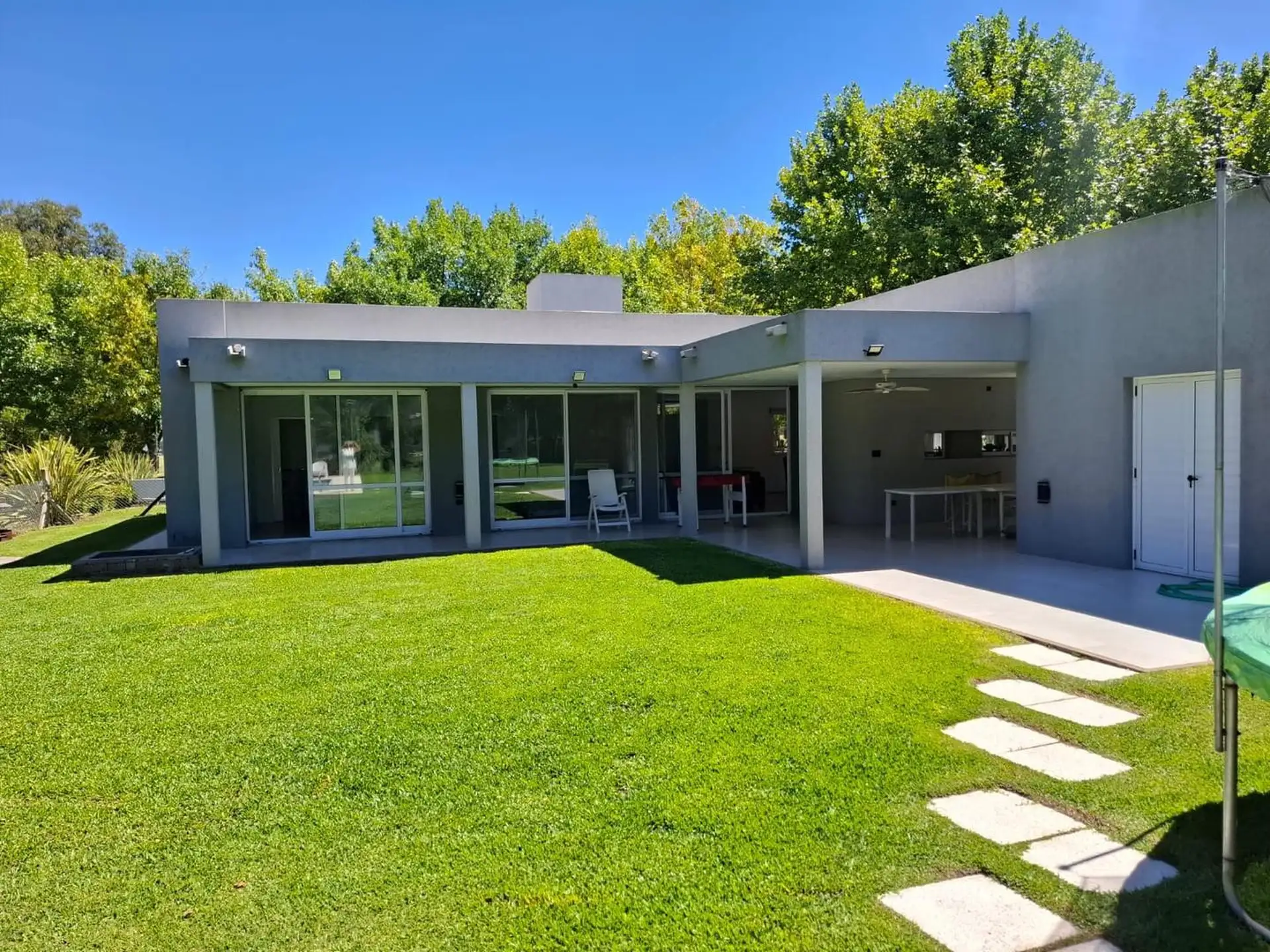 Four-bedroom house with pool in Miralagos