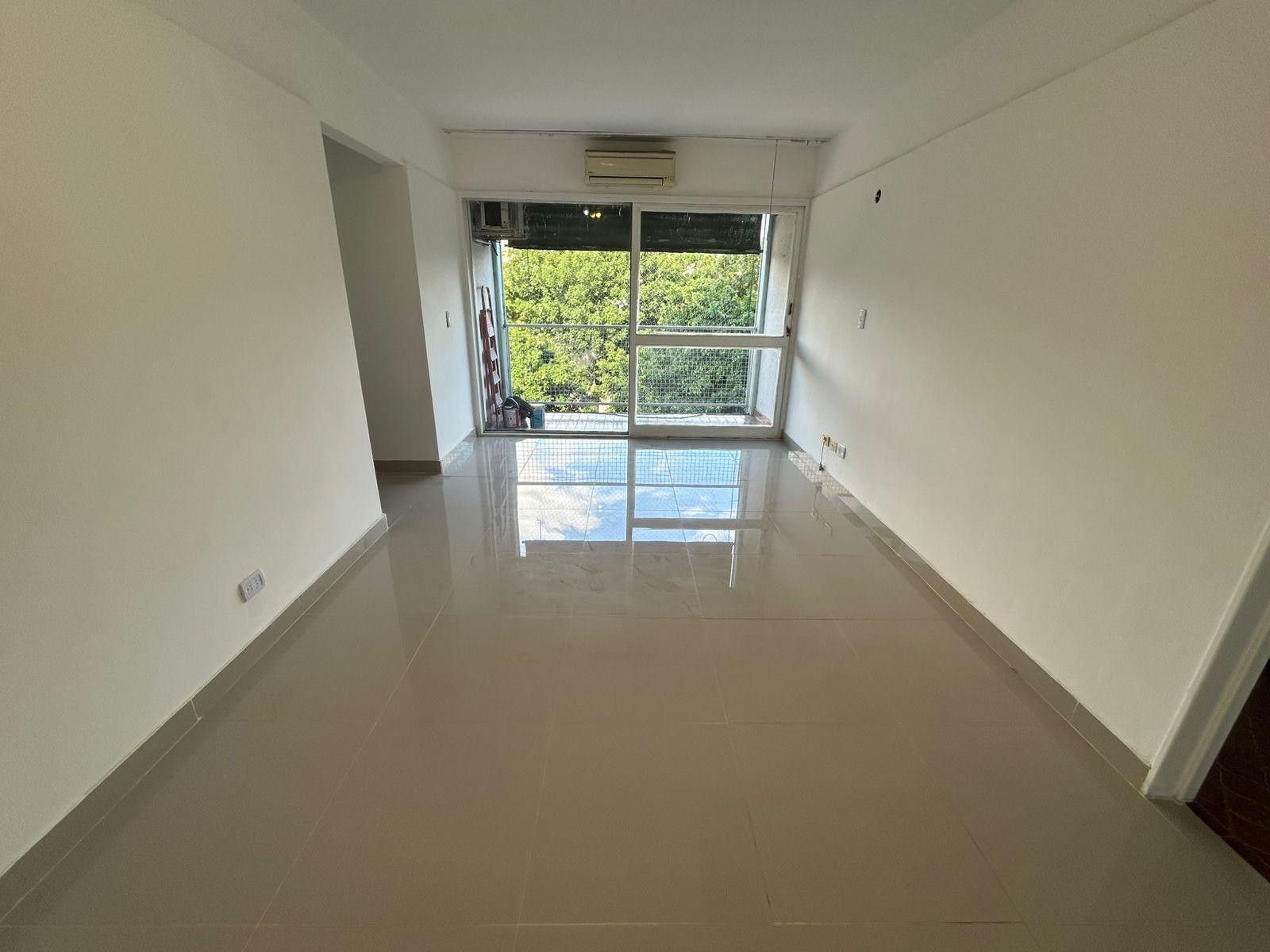 Departamento de 3 ambientes al frente en Parque Patricios