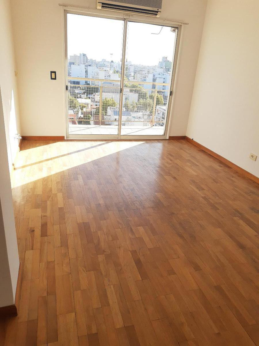 Departamento de 3 ambientes con balcón y cochera en Flores
