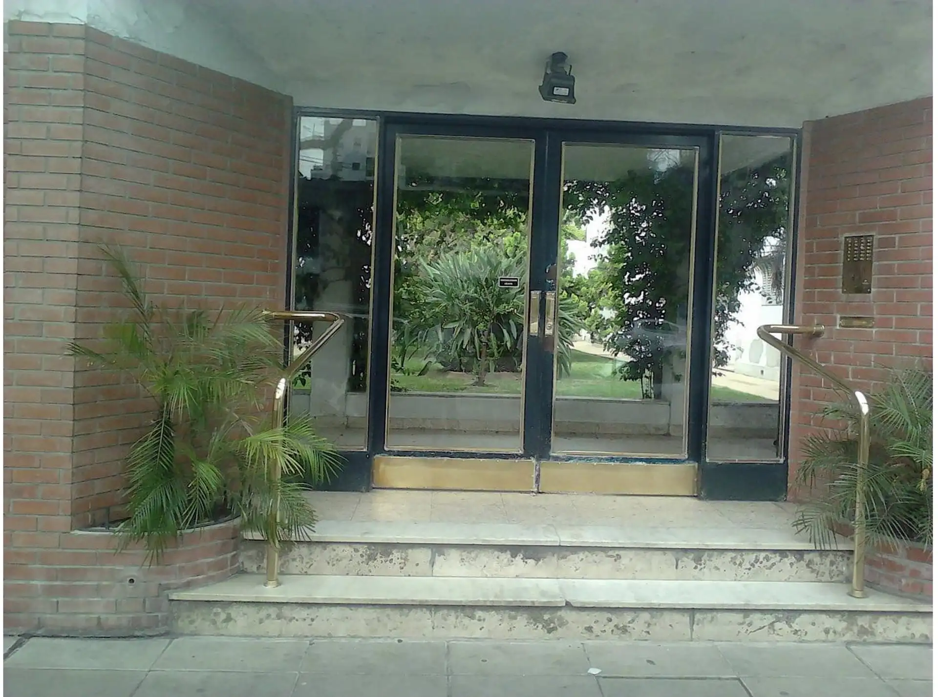 Three-room apartment in Belgrano with central garden view