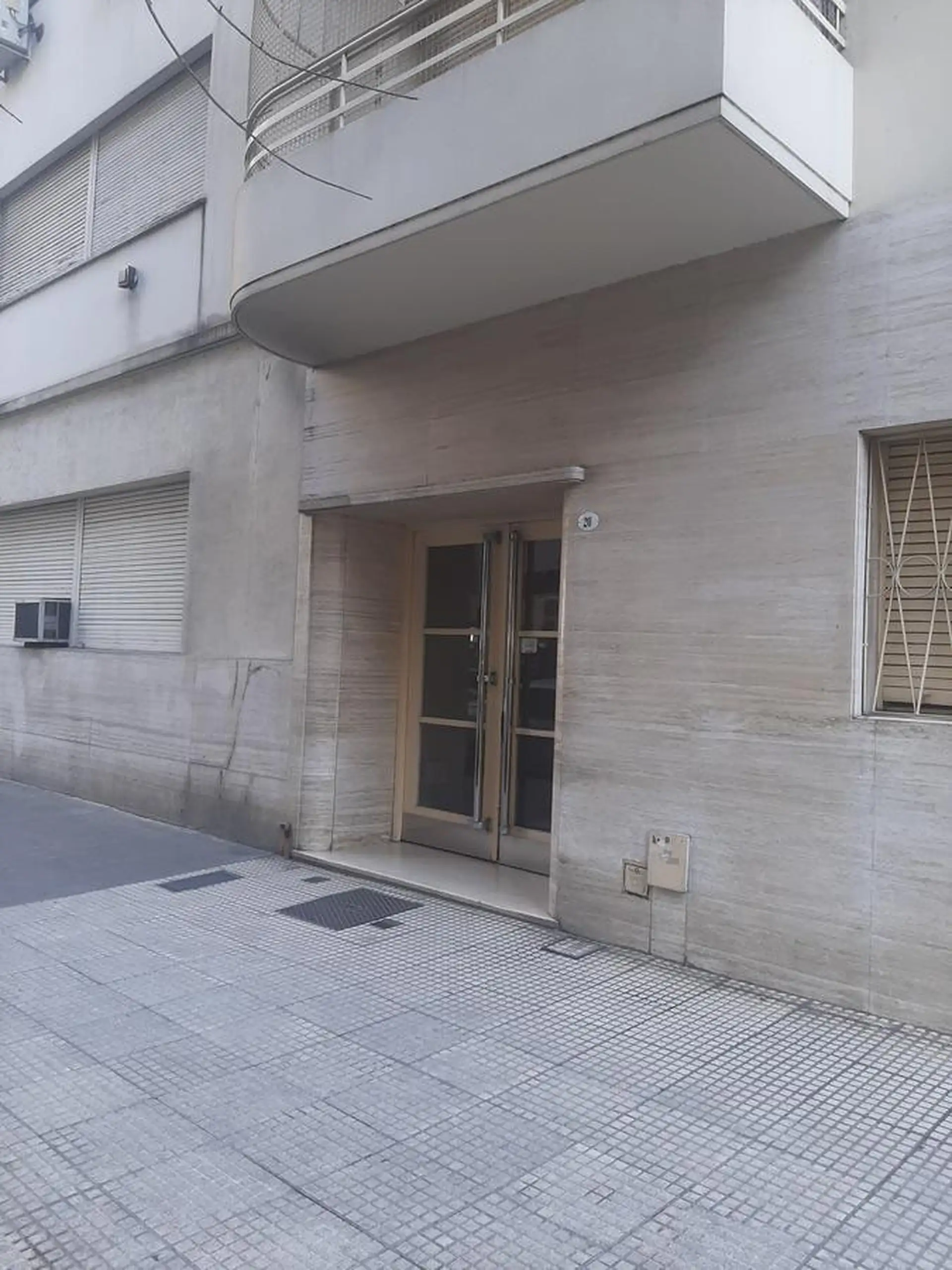 Monoambiente en planta baja con vista al patio central en Caballito