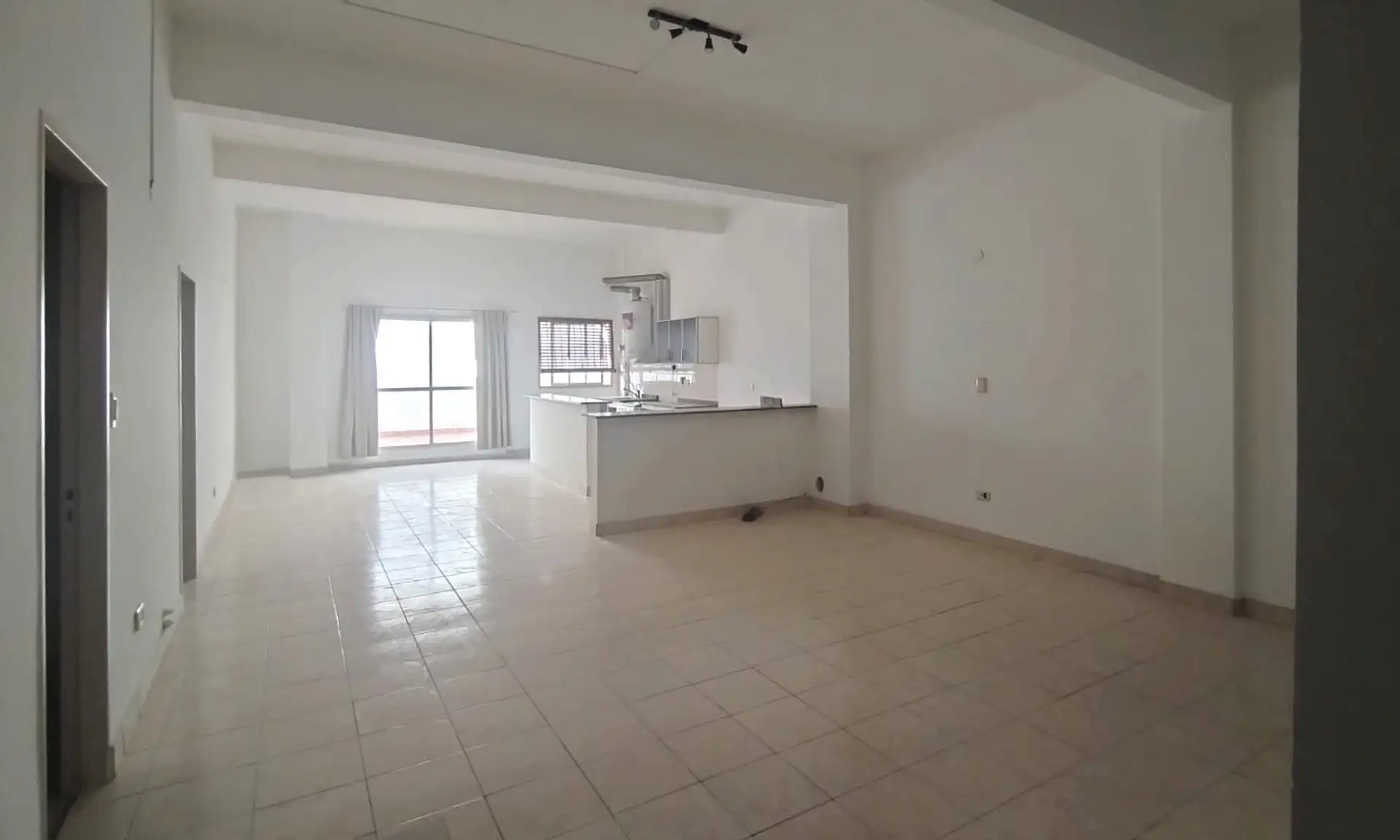 Apartamento de dois ambientes com 1 quarto e pátio em Villa Real