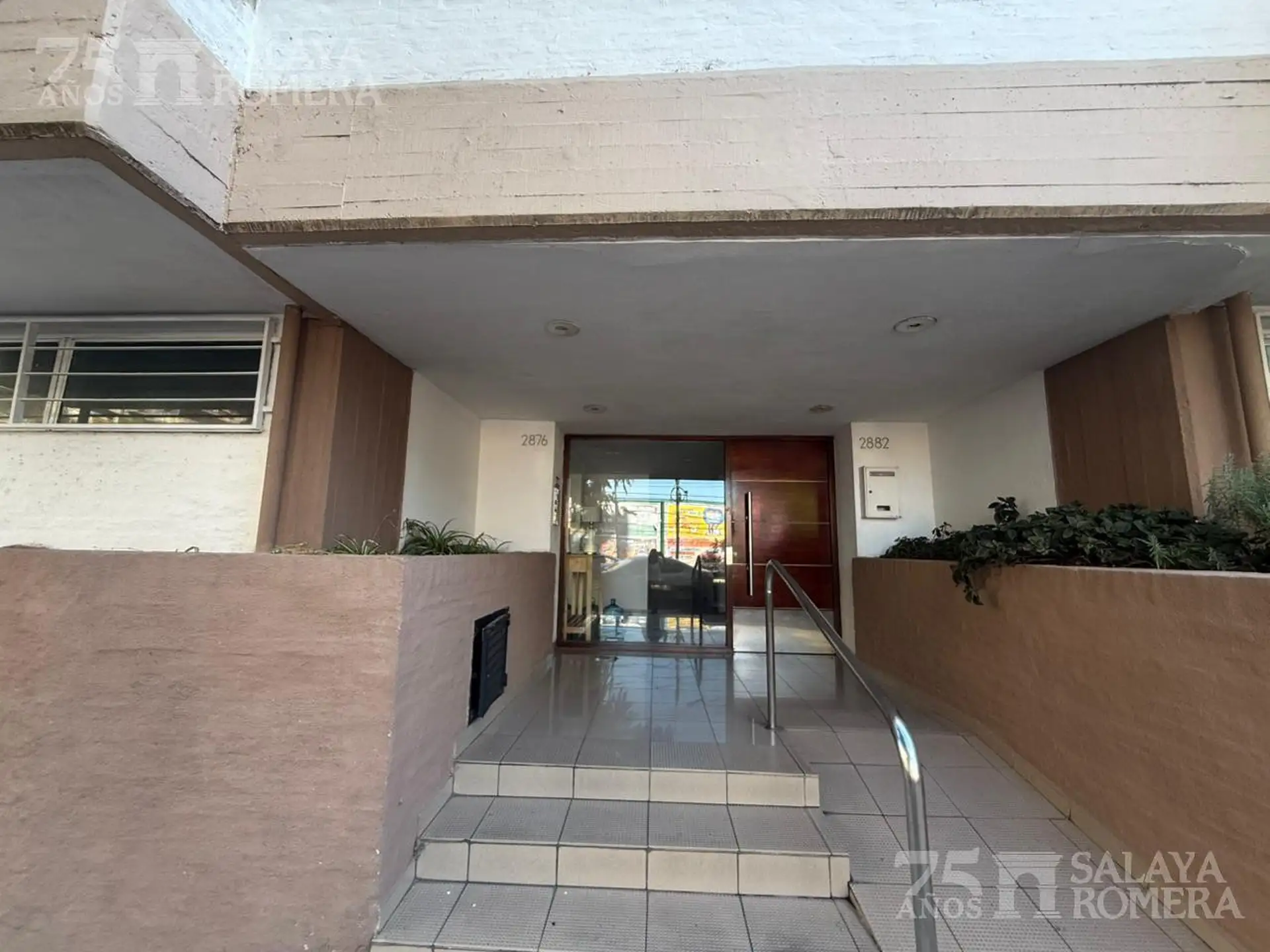 Apartamento de 2 ambientes com varanda e vaga fixa em Vicente López