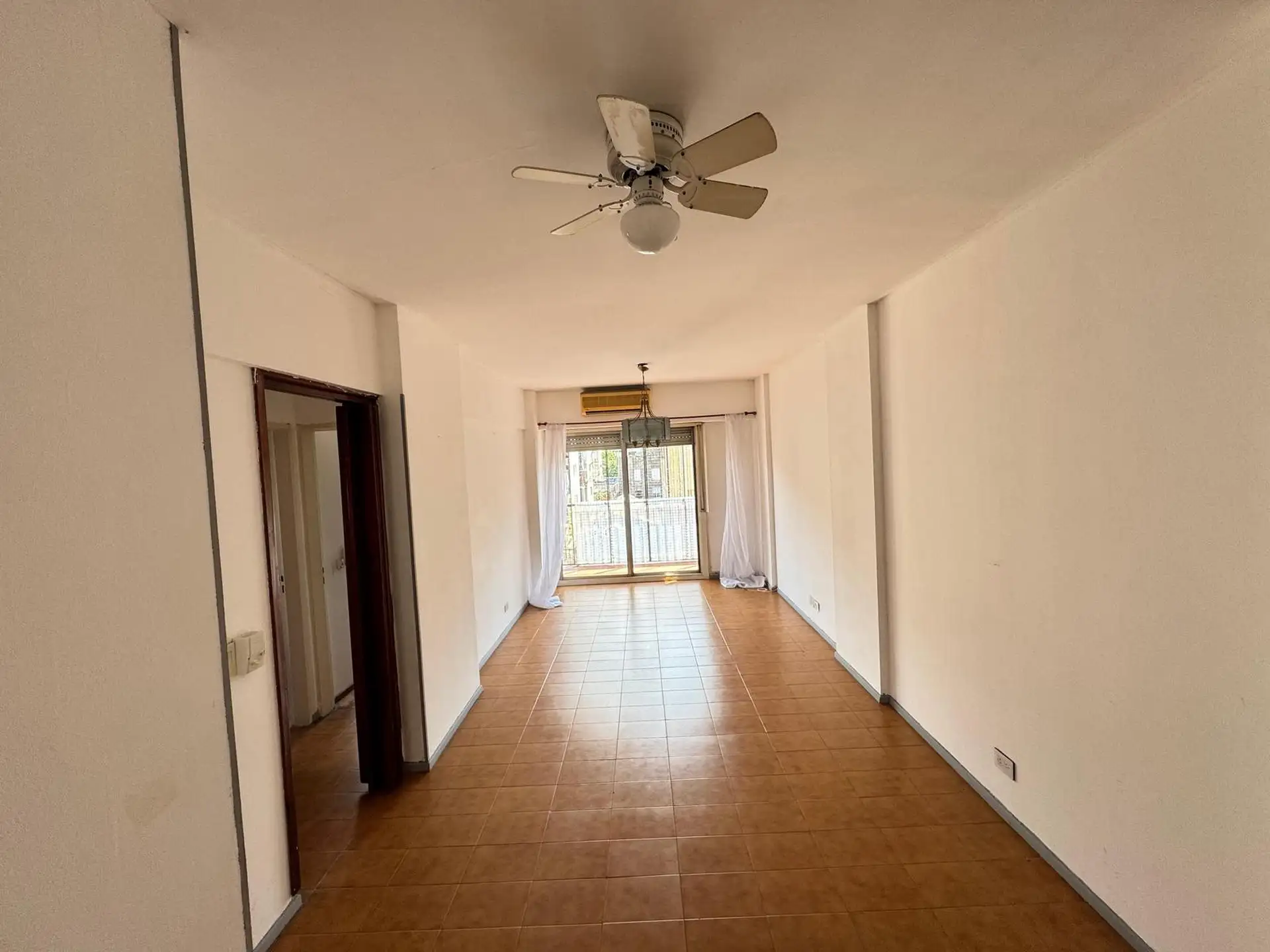 Departamento 3 ambientes al frente con balcón en Balvanera