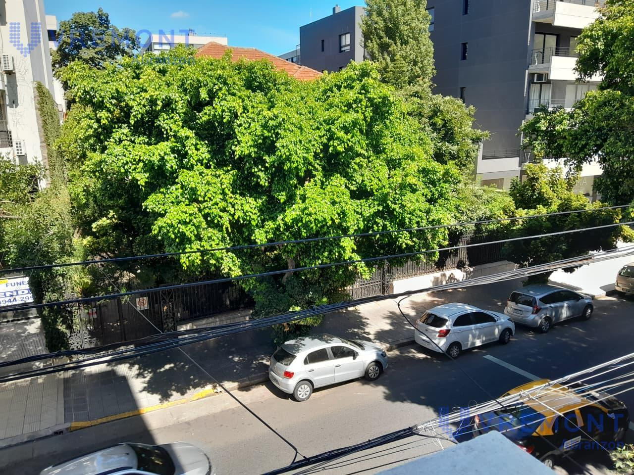 Departamento de 2 ambientes al frente en Flores