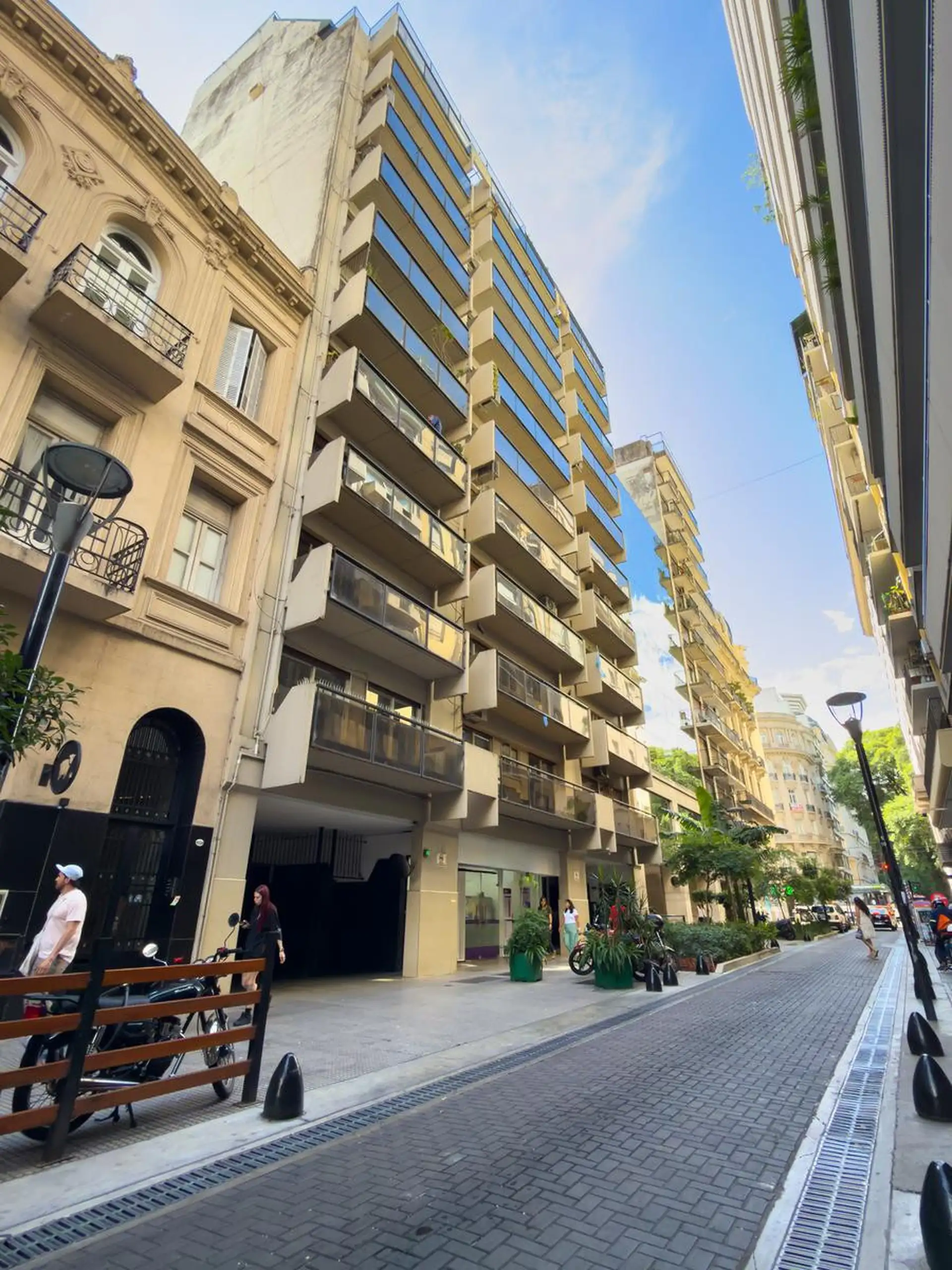 Furnished three-bedroom apartment with balcony and parking in Retiro