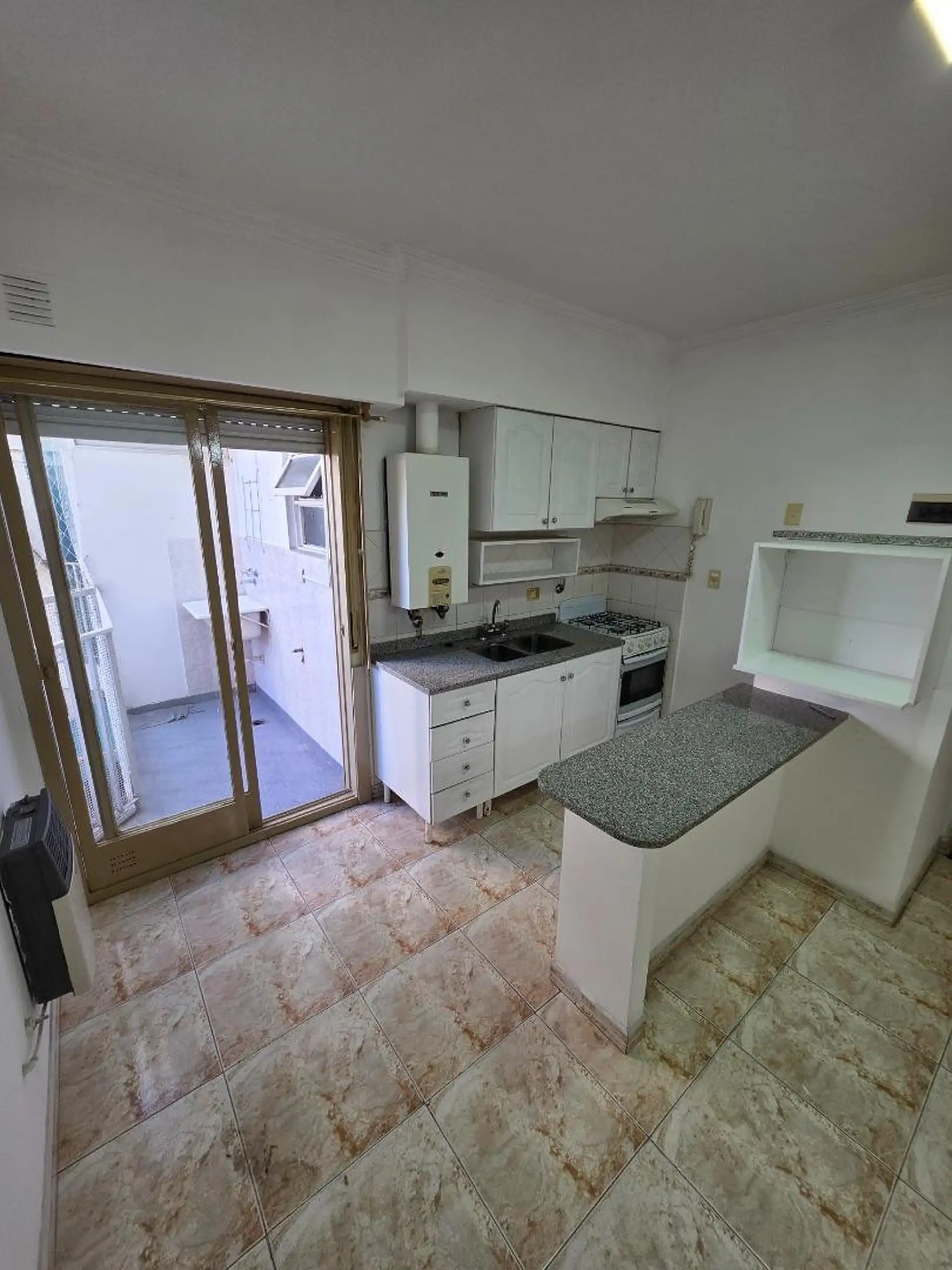 Apartamento de dois ambientes no térreo (primeiro andar por escada) em Mataderos