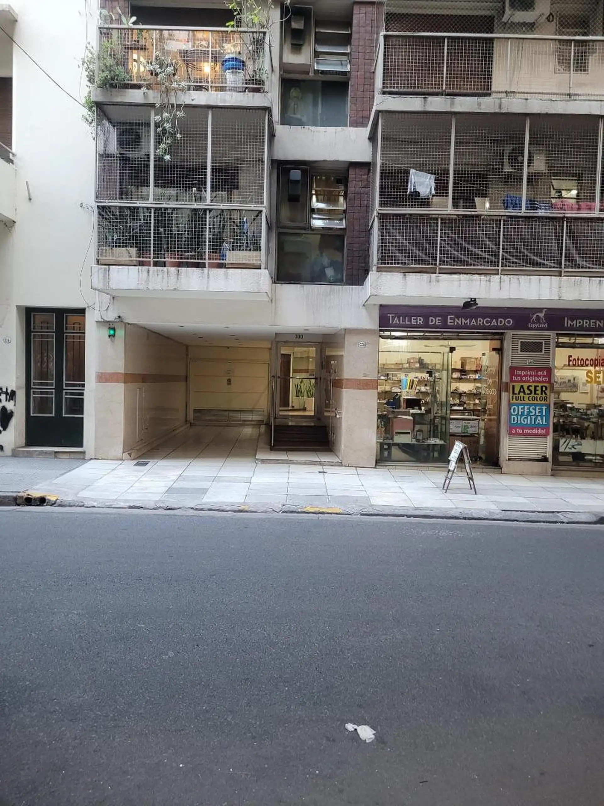 Departamento de 2 ambientes con balcón al frente en Monserrat