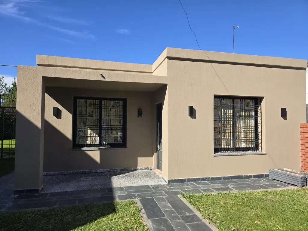 Casa com 3 dormitórios e pátio