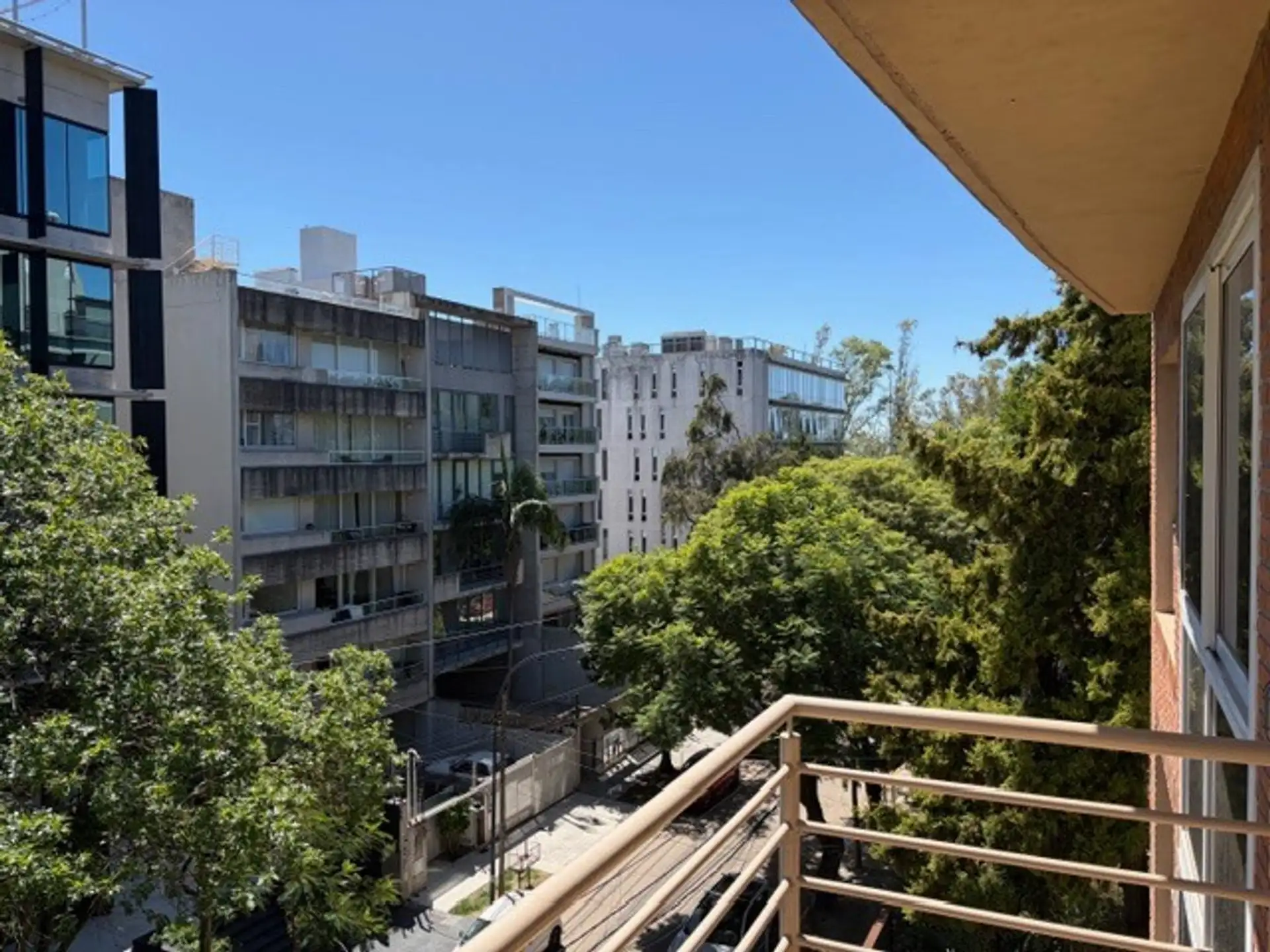 Monoambiente con balcón y cochera cubierta en Olivos, Vicente López