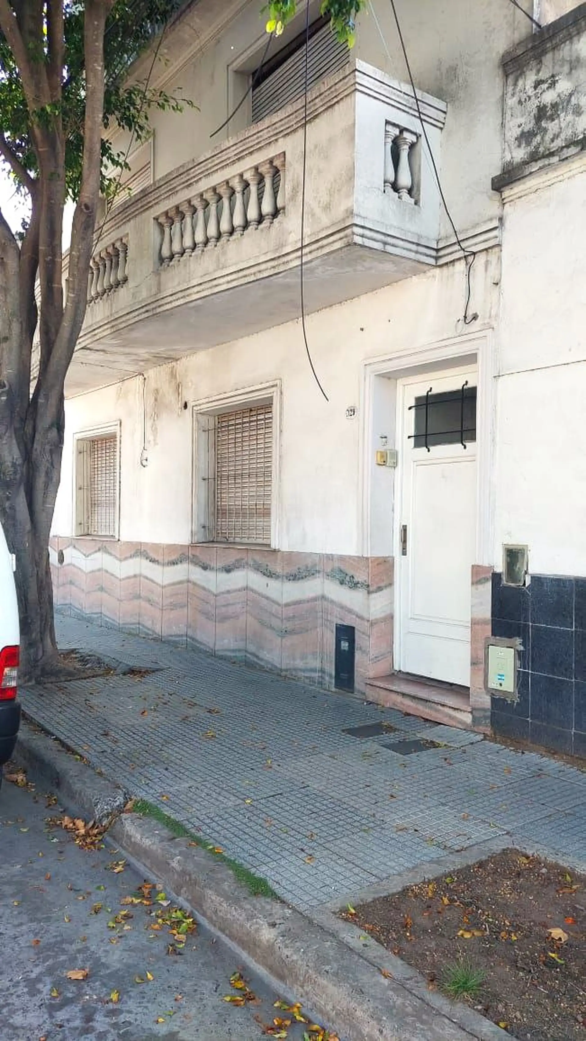 PH de três ambientes com 2 dormitórios, pátio e terraço privativo em Liniers