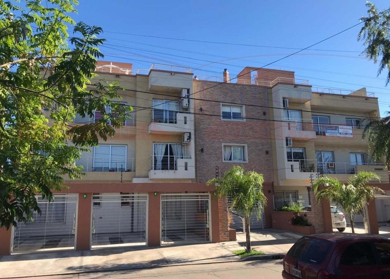 Monoambiente con patio y cochera en Morón