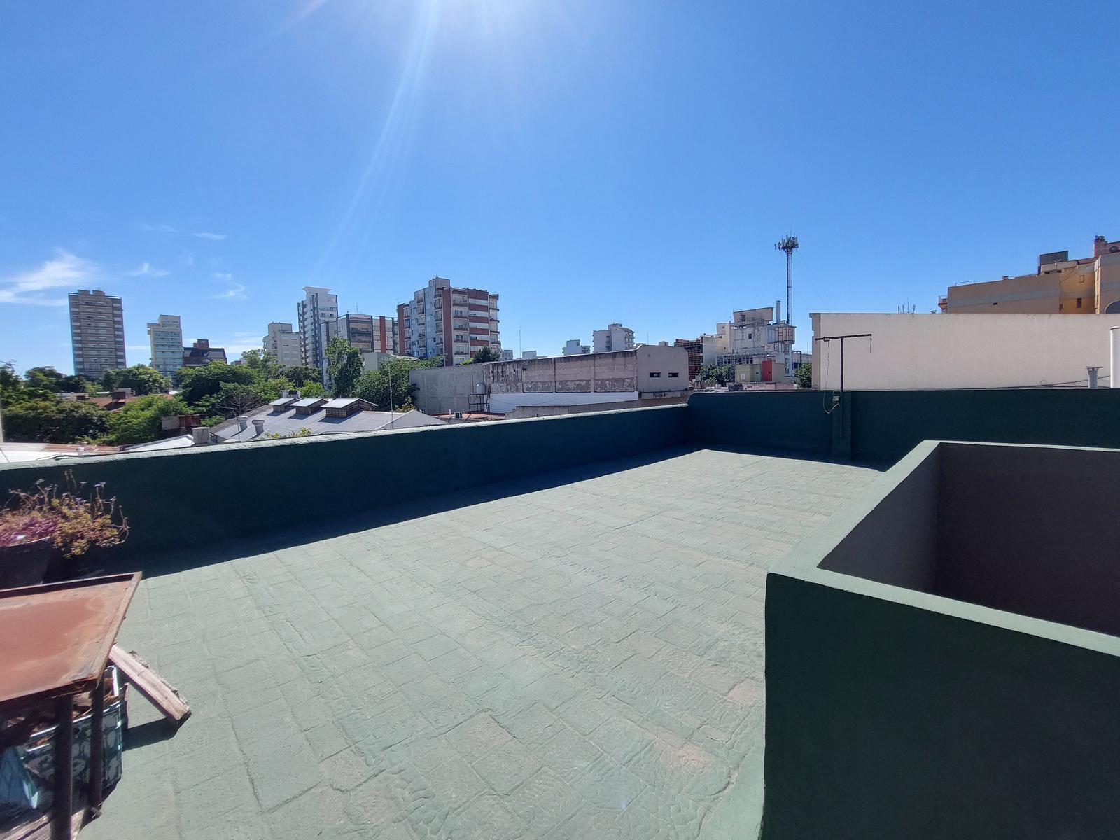 Departamento de 3 ambientes con balcón y patio en Villa Ballester