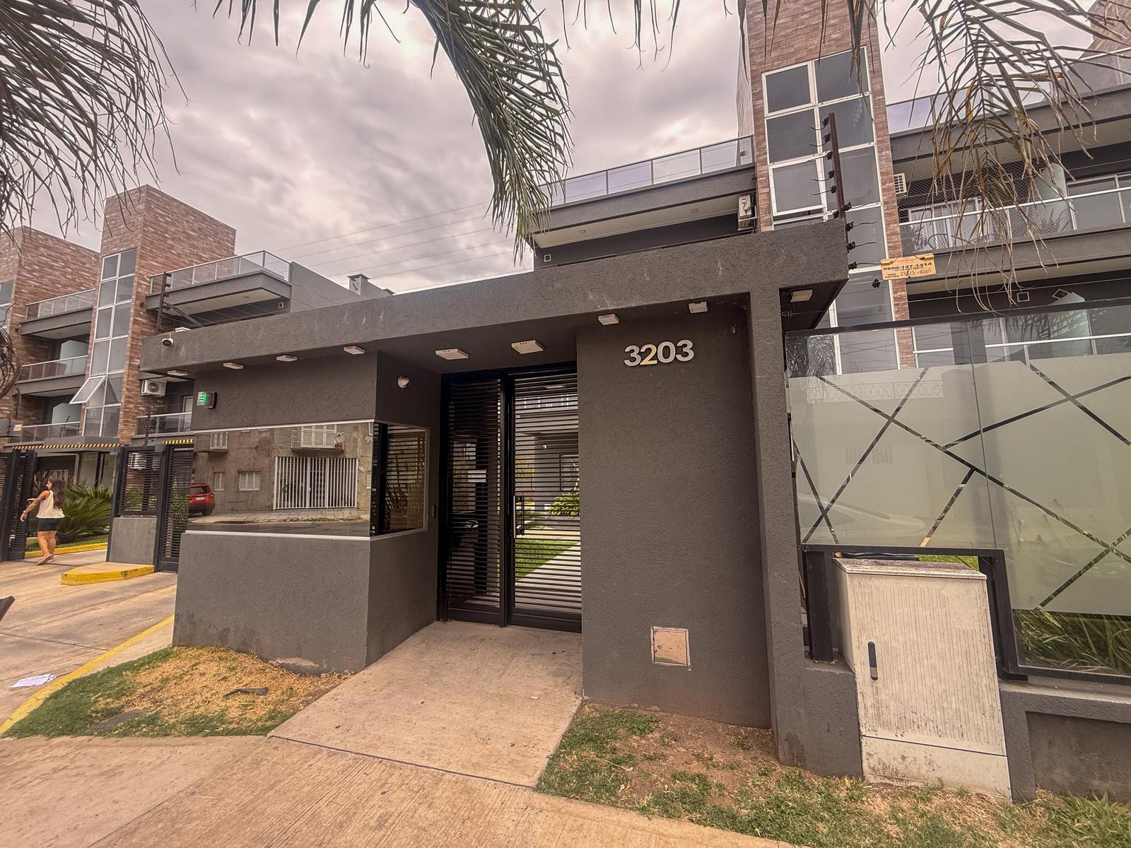 Monoambiente con balcón y cochera en San Justo