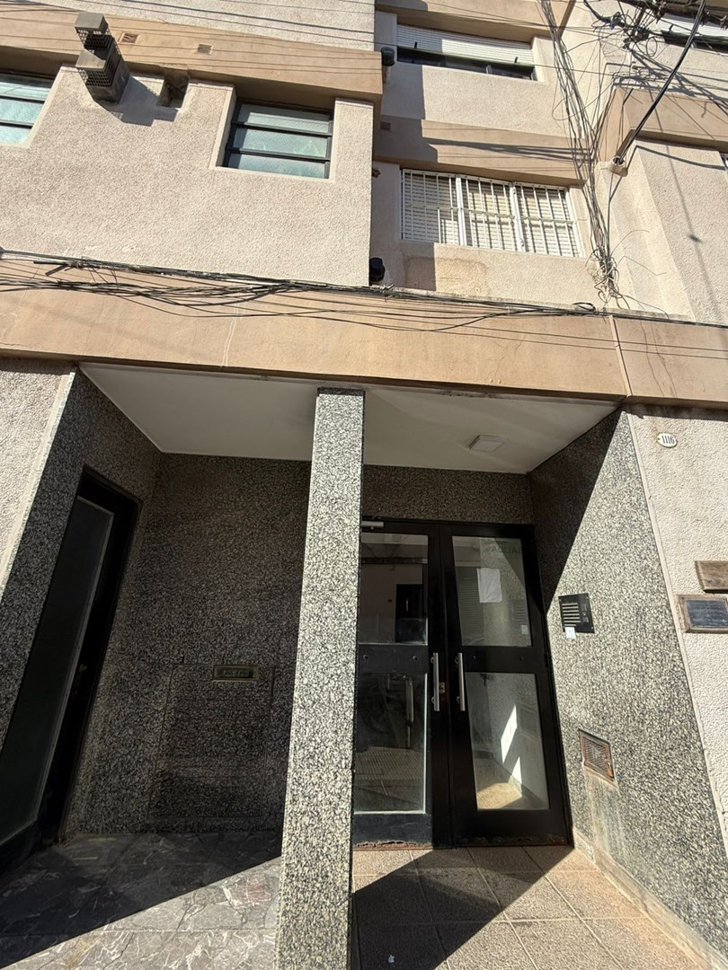 Departamento de 3 ambientes en esquina de Rivadavia y Mitre