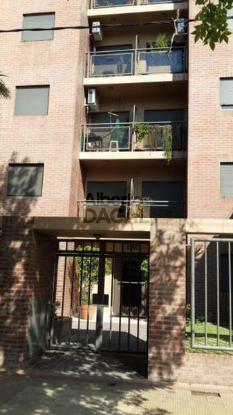 Departamento de 2 ambientes al frente con aire acondicionado en dormitorio