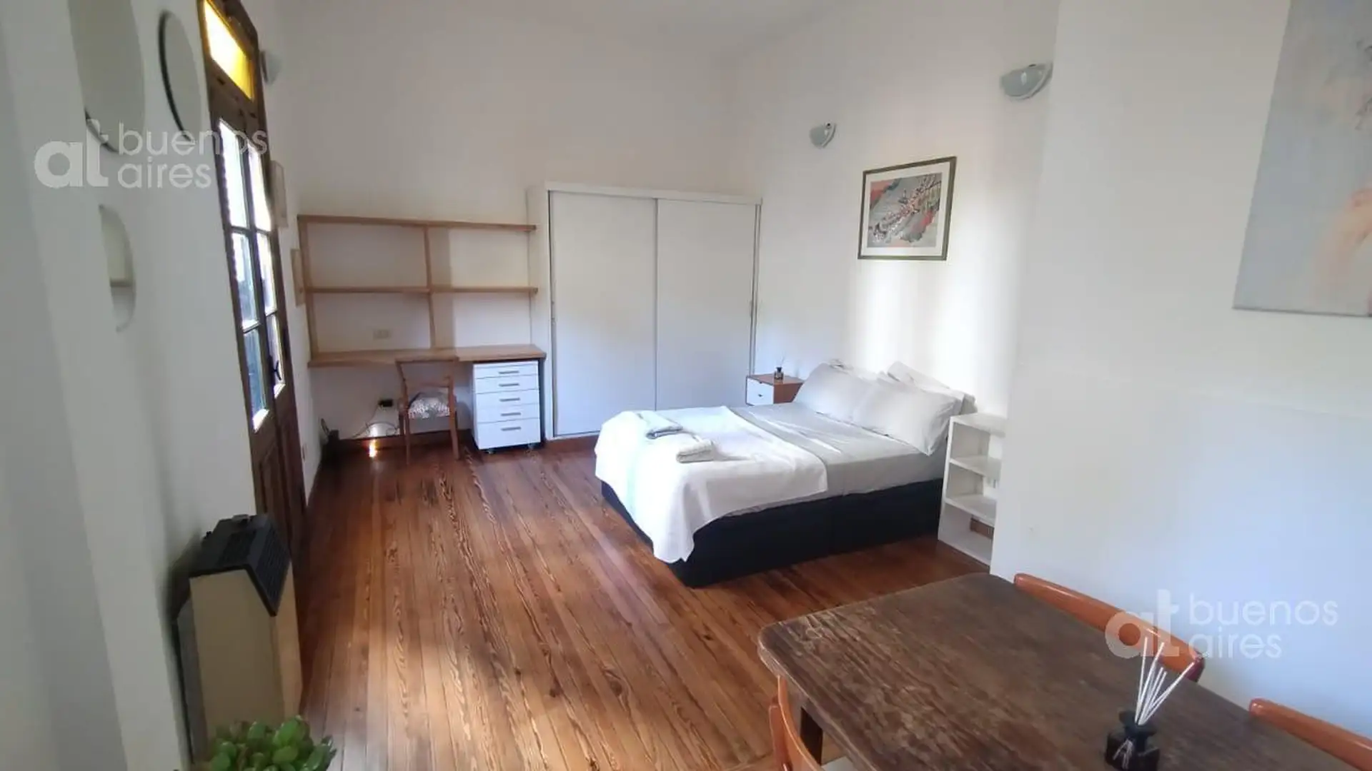 One-bedroom PH apartment in Monserrat