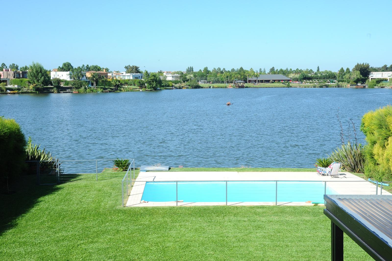 Four-bedroom house on the lagoon in Talar del Lago 2, Tigre