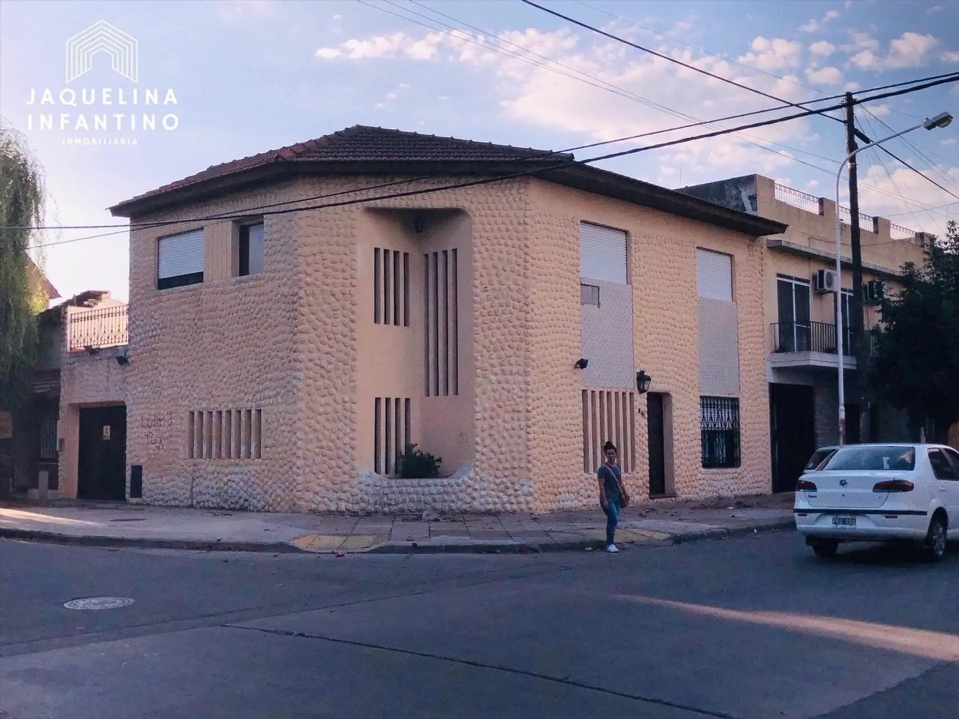 Casa esquina en 2 plantas con 4 dormitorios en Ramos Mejía