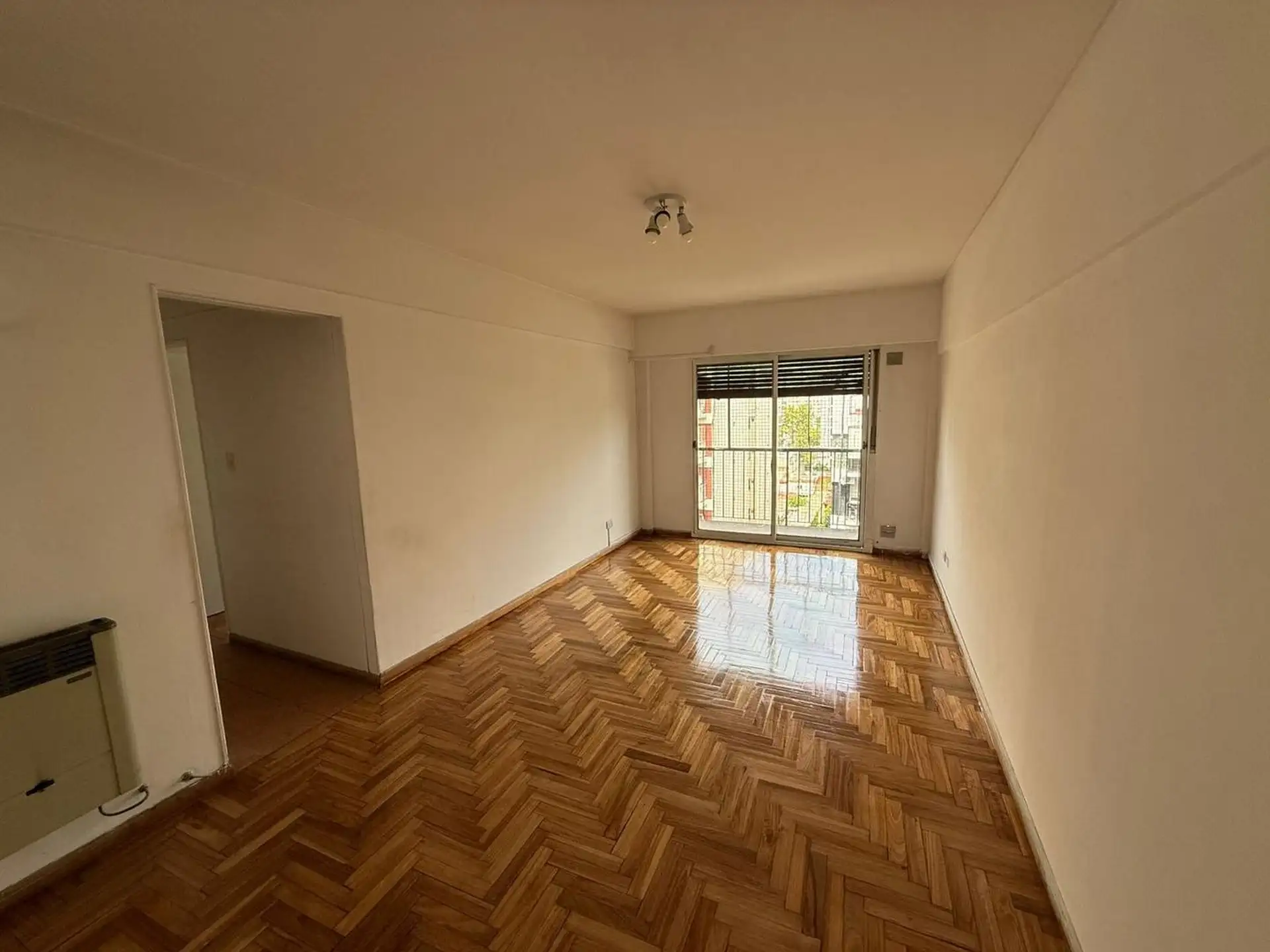Departamento de 3 ambientes al frente con balcón en Flores