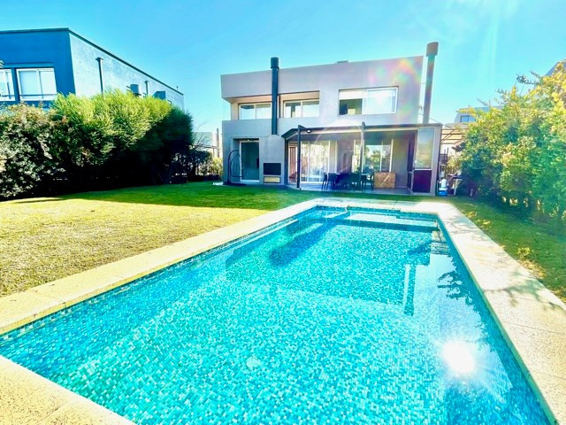 Furnished four-bedroom house in Nordelta (Los Alisos)