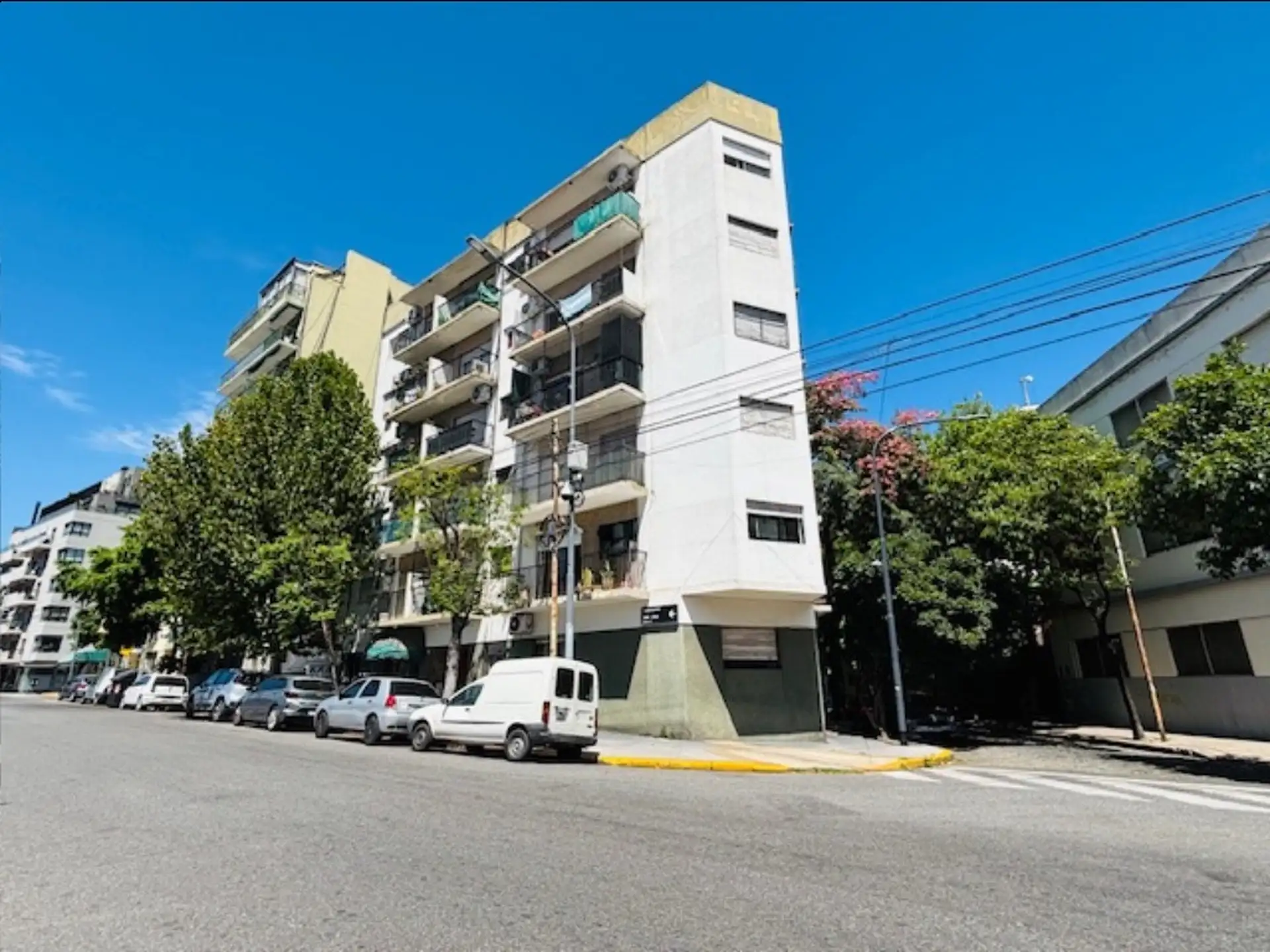 Departamento amoblado de 2 dormitorios en esquina en San Cristóbal