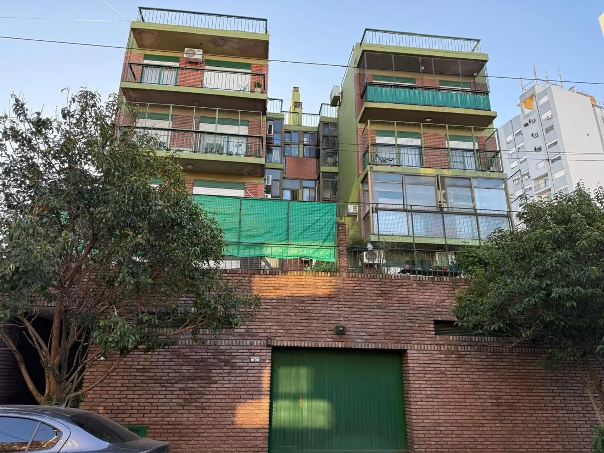 Departamento de 3 ambientes al frente con cochera en Tres de Febrero