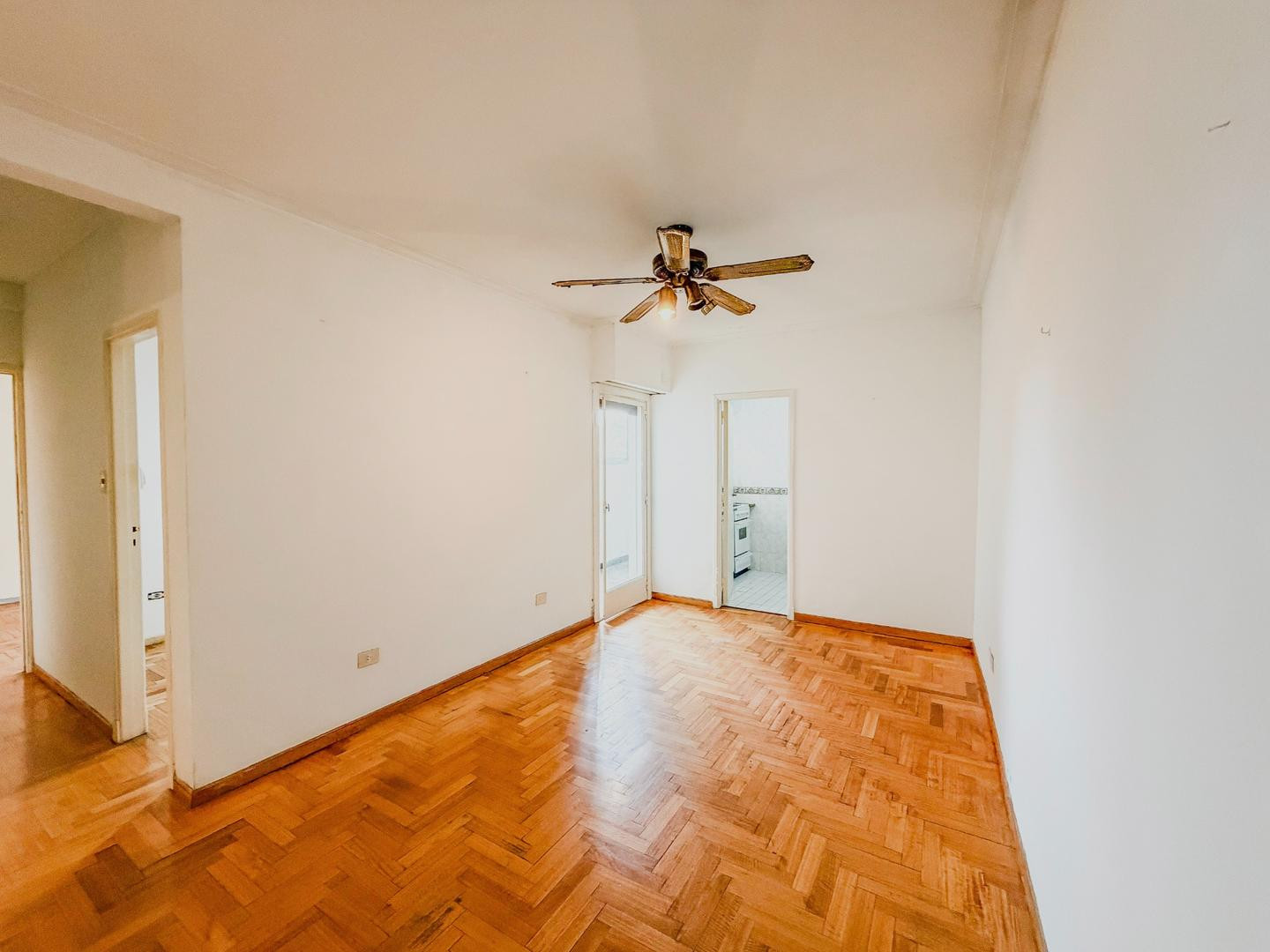 Apartamento de três ambientes de fundos em Saavedra