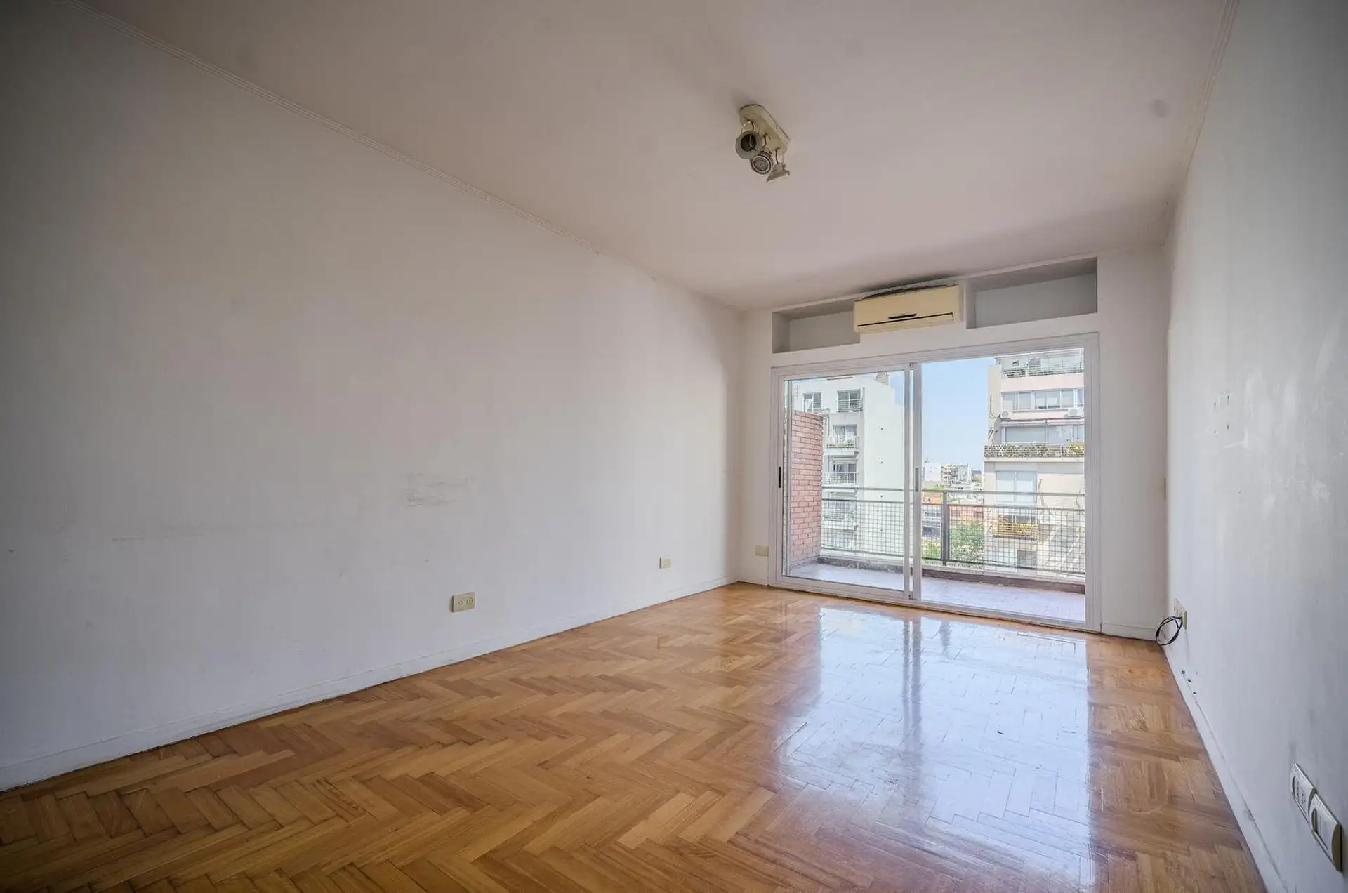 Трёхкомнатная квартира с 2 спальнями, балконом, террасой и парковкой в Colegiales