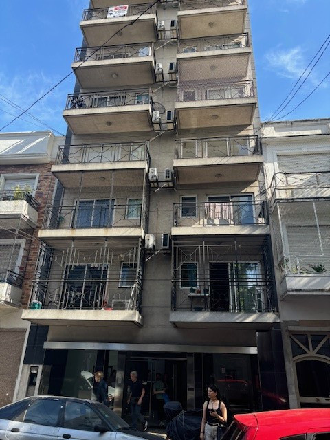 Modern one-bedroom apartment facing the courtyard in Flores